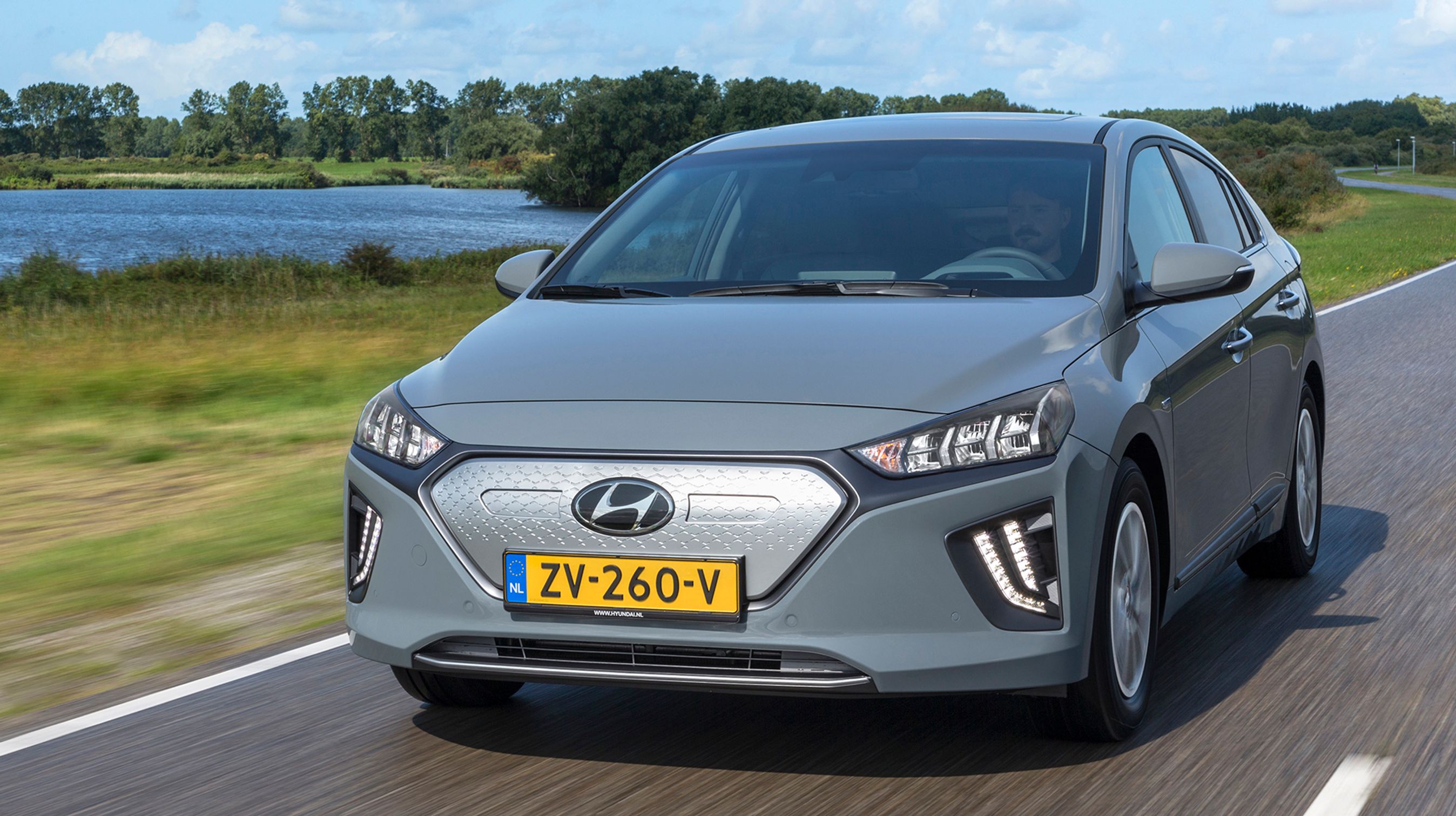 Hyundai Ioniq electric kendes let forfra med den tildækkede grill. To små kanaler i grillen kan ved behov åbnes og lede luft ind til bilens teknik.