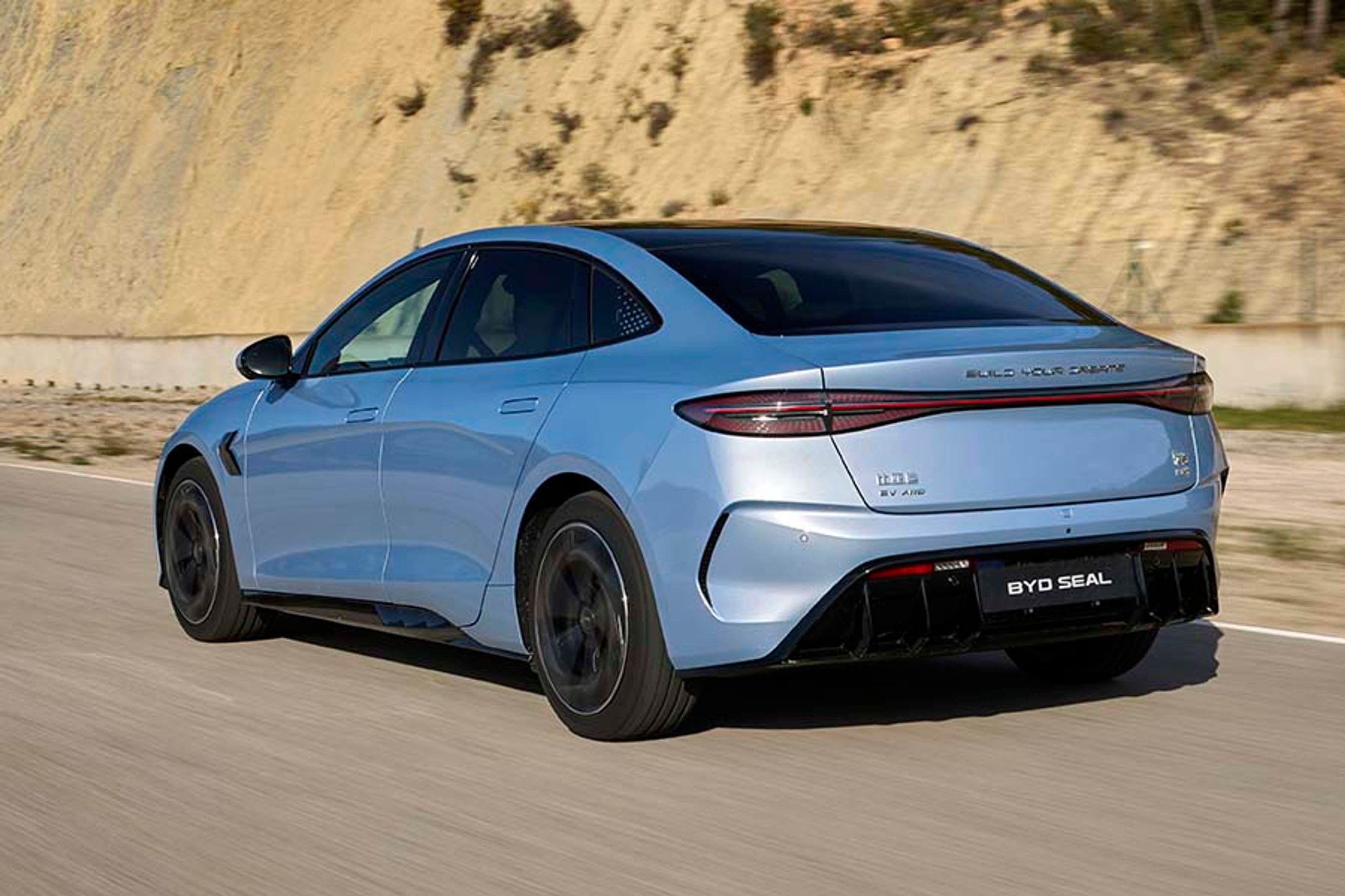 BYD Seal er en firedørs sedan med udvendigt bagagerum. Bilen må udstyres med anhængertræk til omkring 750 kg.