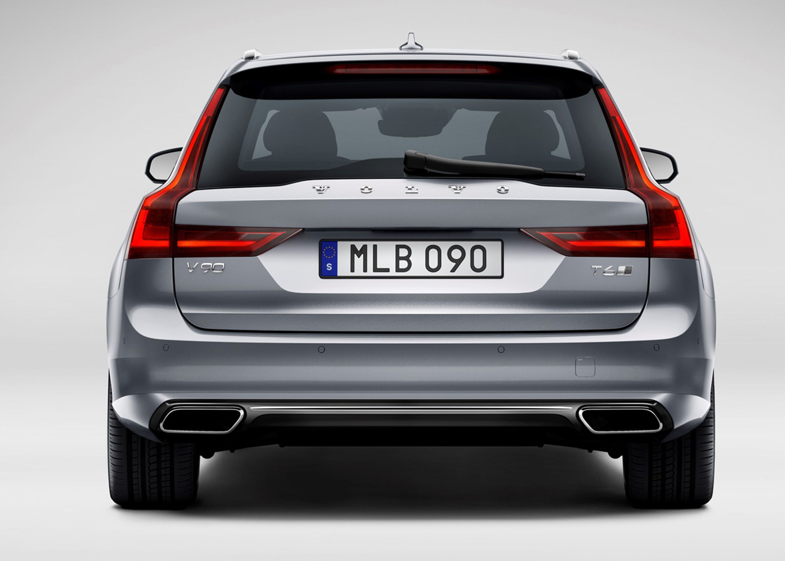 De store baglygter gør det let at genkende V90 i trafikken. De kombinerer de klassiske lodrette lys med vandrette lysstreger nederst. Fotos: Volvo