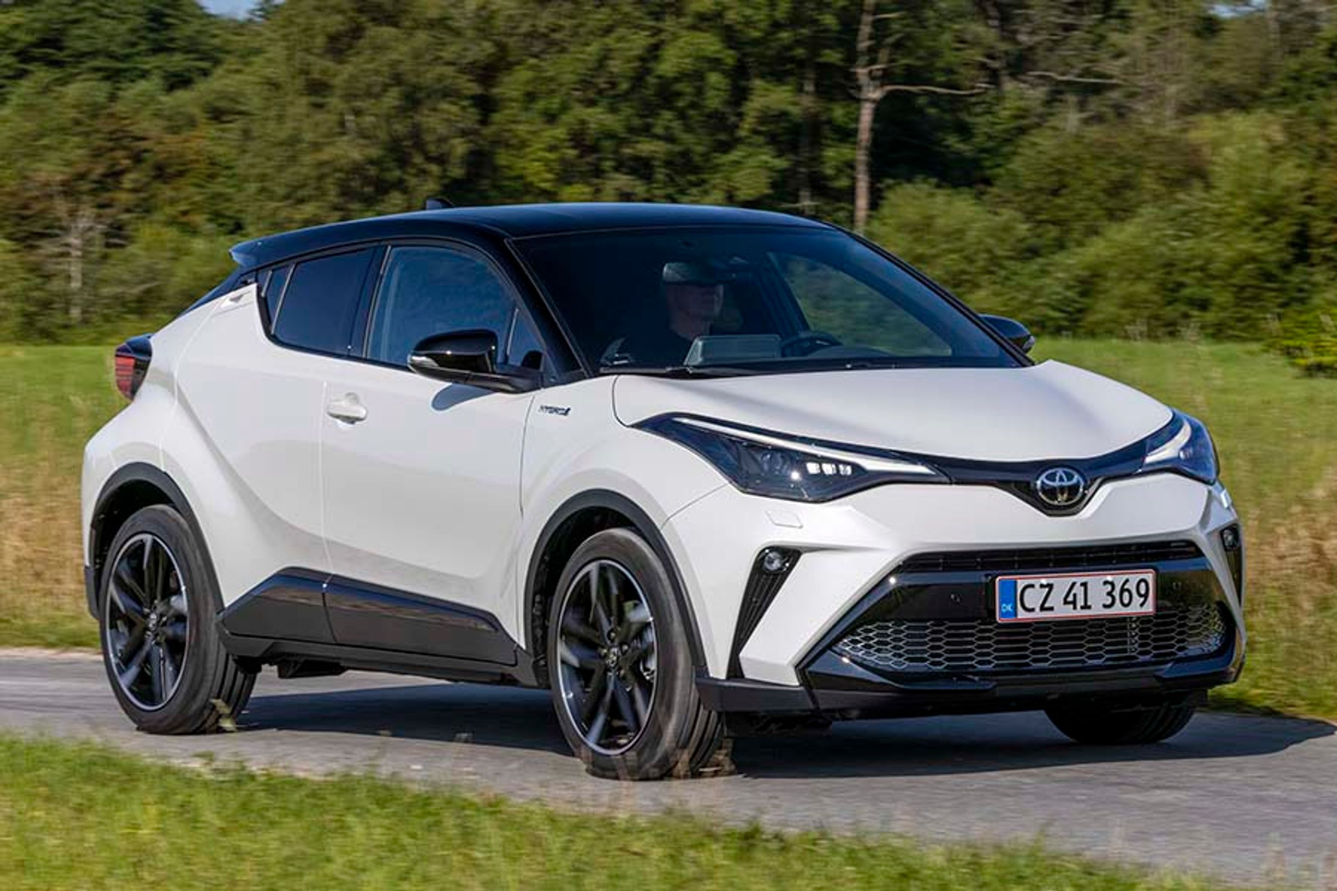 GR Sport-udgaven har totonet lak, hvor taget er sort. Sammen med opstrammet design på fronten giver det C-HR et mere sportsligt udtryk.