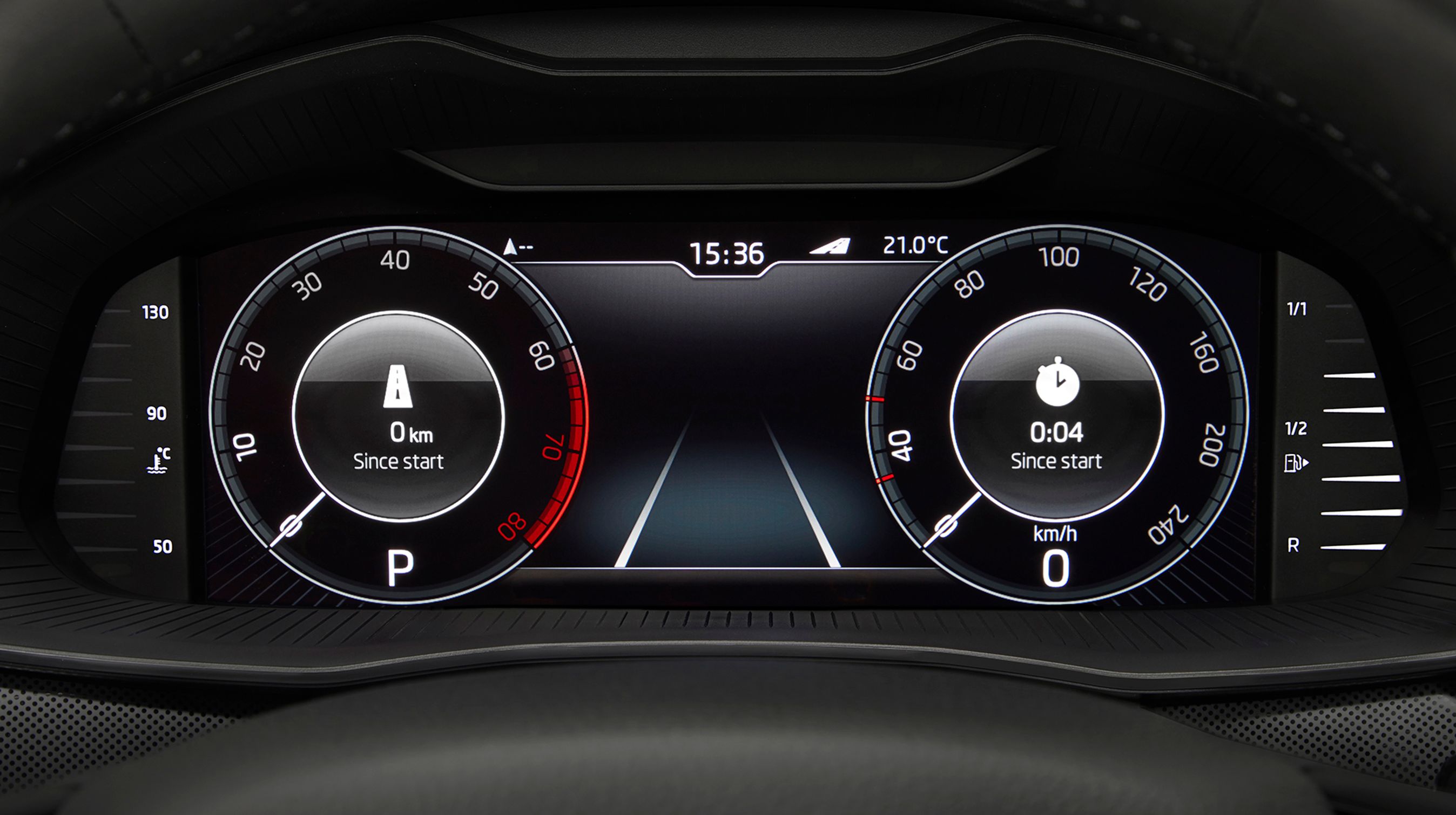Man kan tilkøbe et digitalt cockpit, der erstatter de normale viser-instrumenter. Der er flere visningsmuligheder, og alle menuer kan indstilles til dansk.