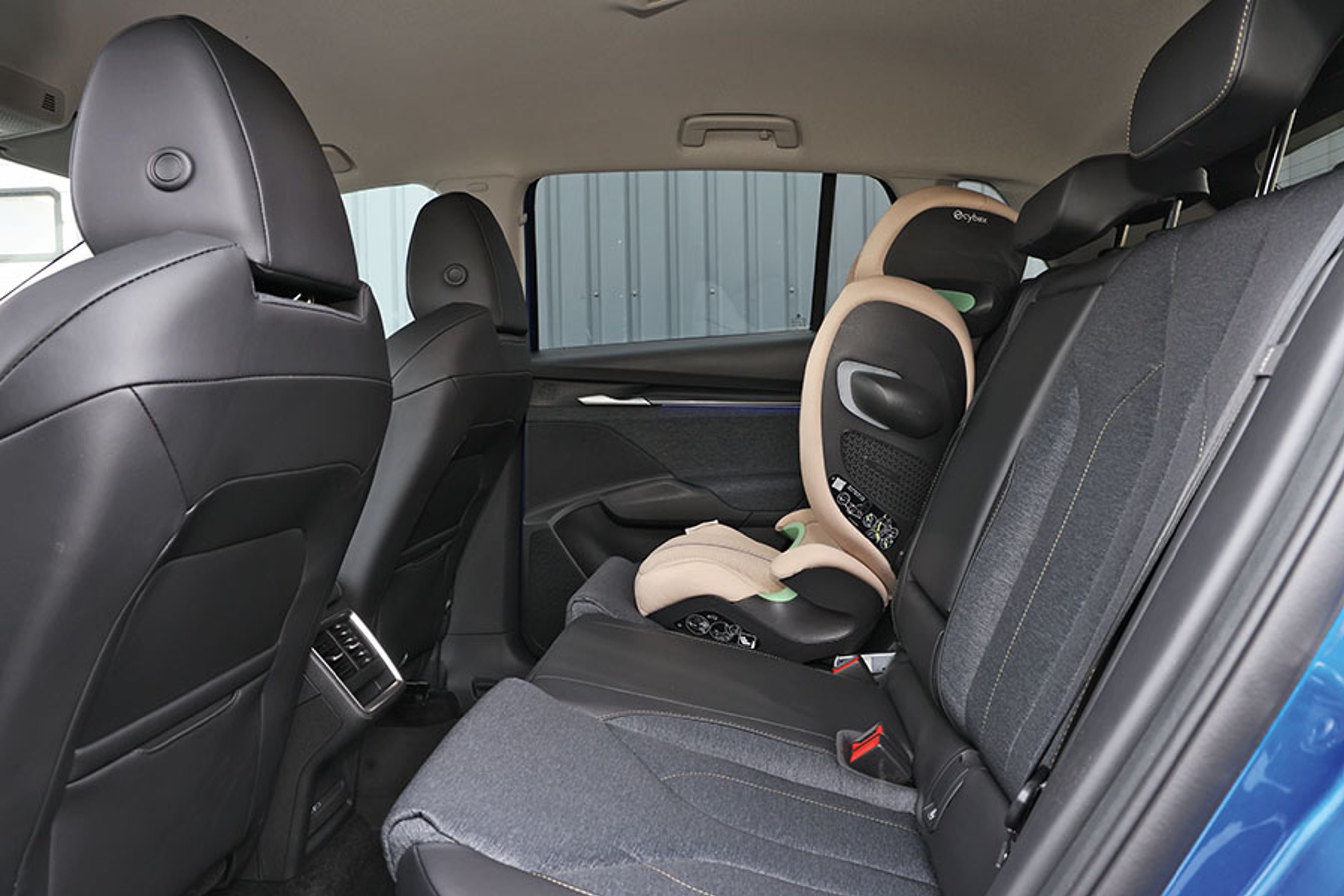 Der er fremragende plads ved bagsædet. Der er isofixbeslag til to autostole ved bagsædet og et ved forsædet. Der er friskluftdyser mellem forsæderne.