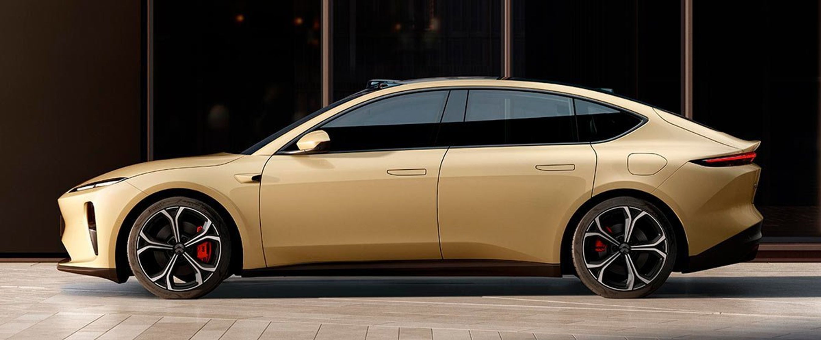 Nio ET5 er 4,70 meter lang og er dermed i klasse med BMW i4 og Tesla Model 3..