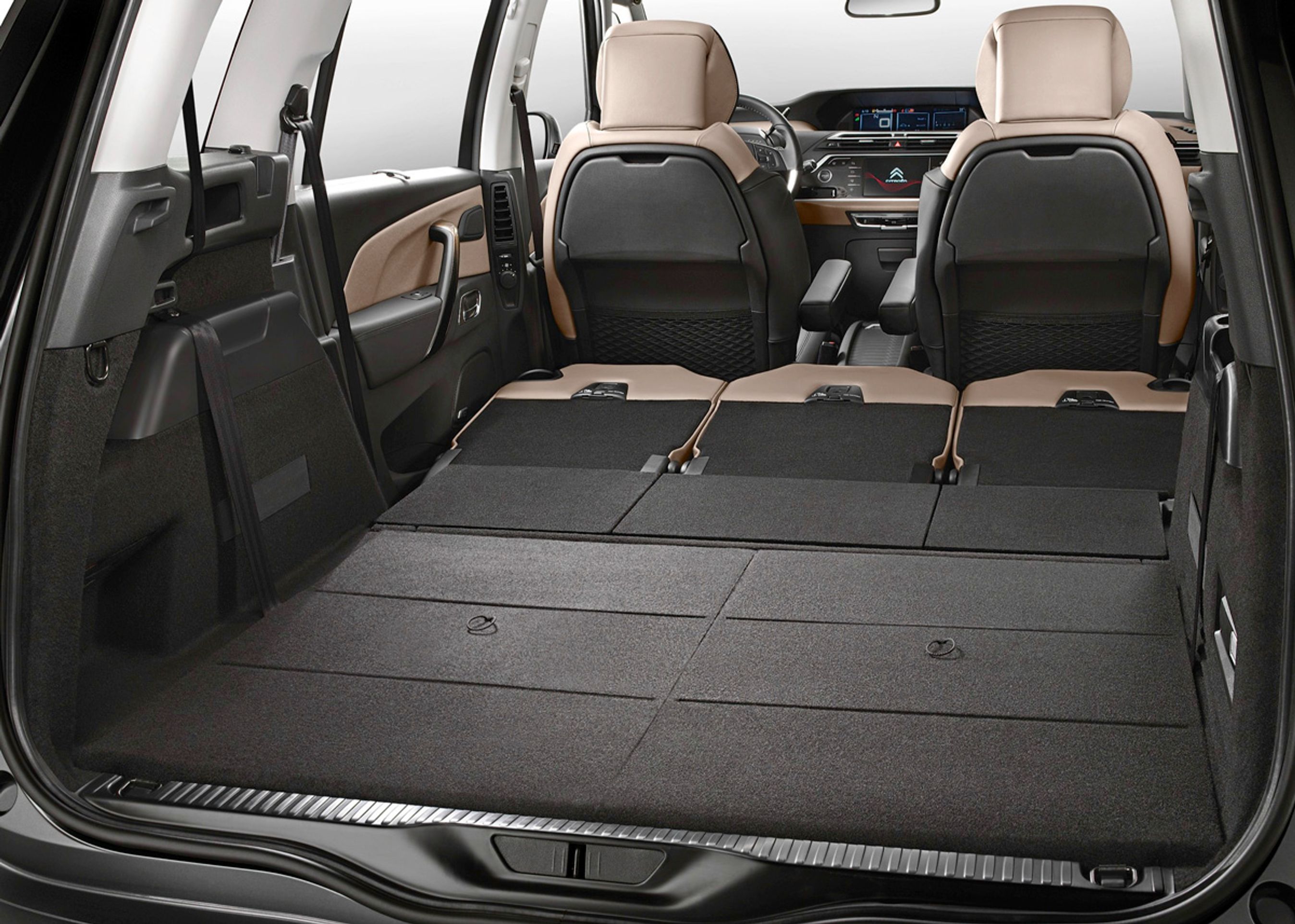 Med alle bagsæder langt ned er der oceaner af plads - f.eks. til et liggende køleskab. Lægger man også forsædet ned, kan der inde i kabinen transporteres genstande på op til 2,75 meters længde.