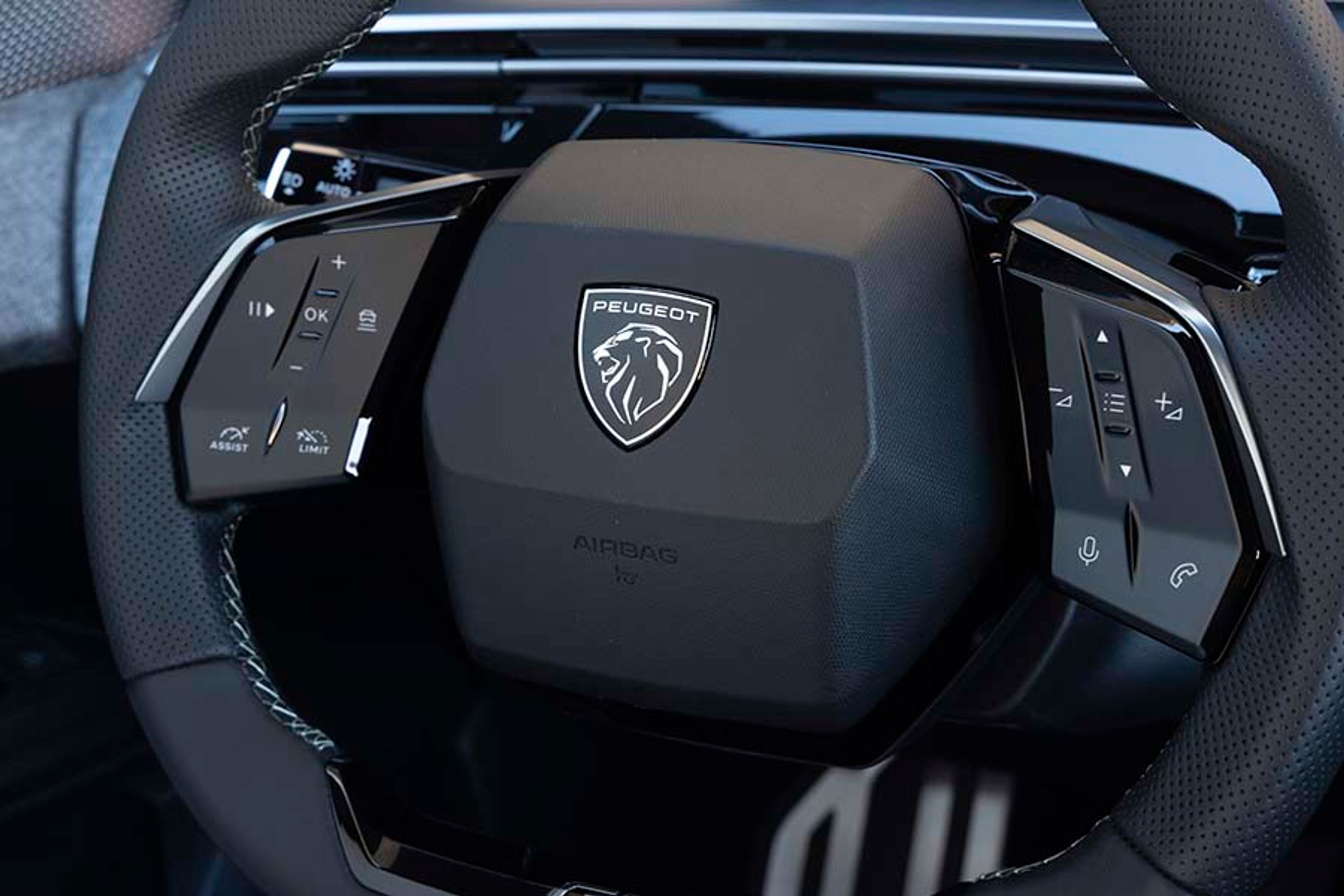 Rattet er lille og en smule kantet, og man ser instrumenthuset hen over rattet. Fra rattets kontaktgrupper kan man let styre fartpilot og lydanlæg samt tage telefonen, når den ringer.