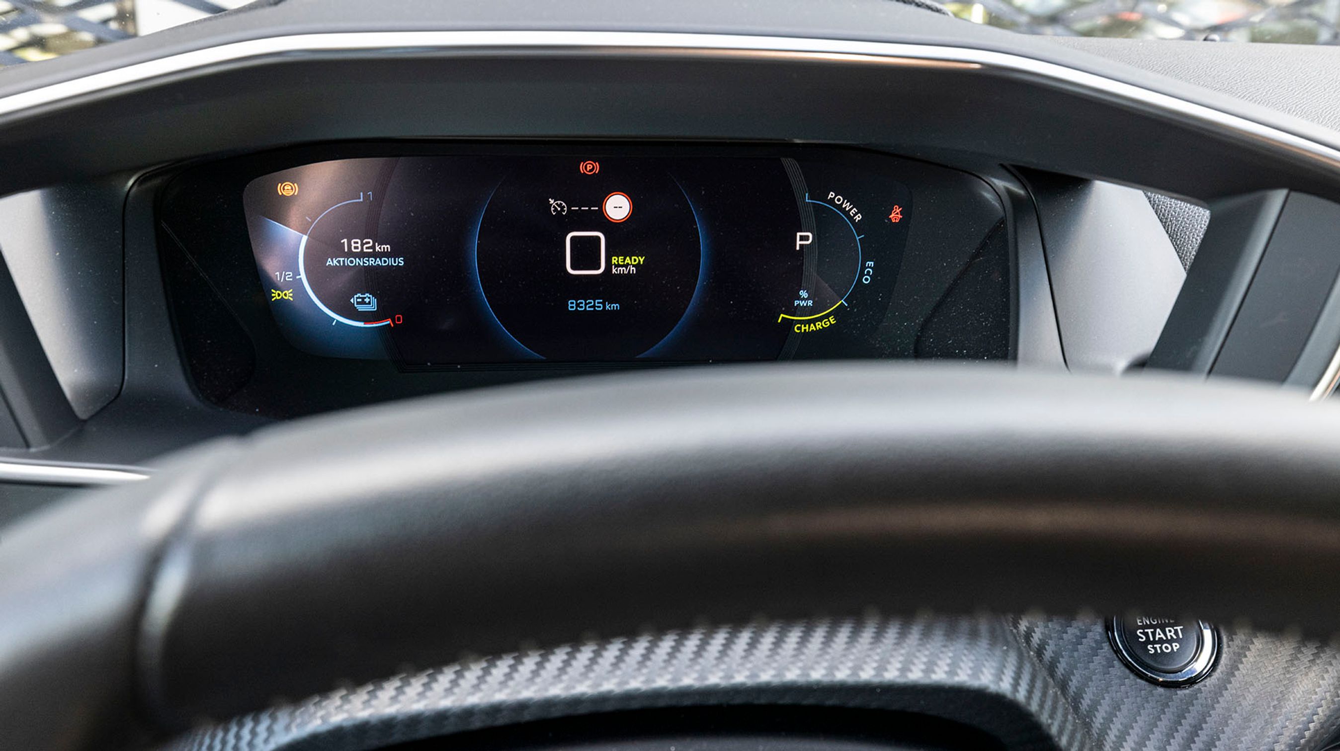 Instrumenthuset over rattet er udformet som en stor skærm, og visningen opleves med 3D-effekt. Det ser flot ud. Man kan skifte mellem flere layouts af instrumenthuset.