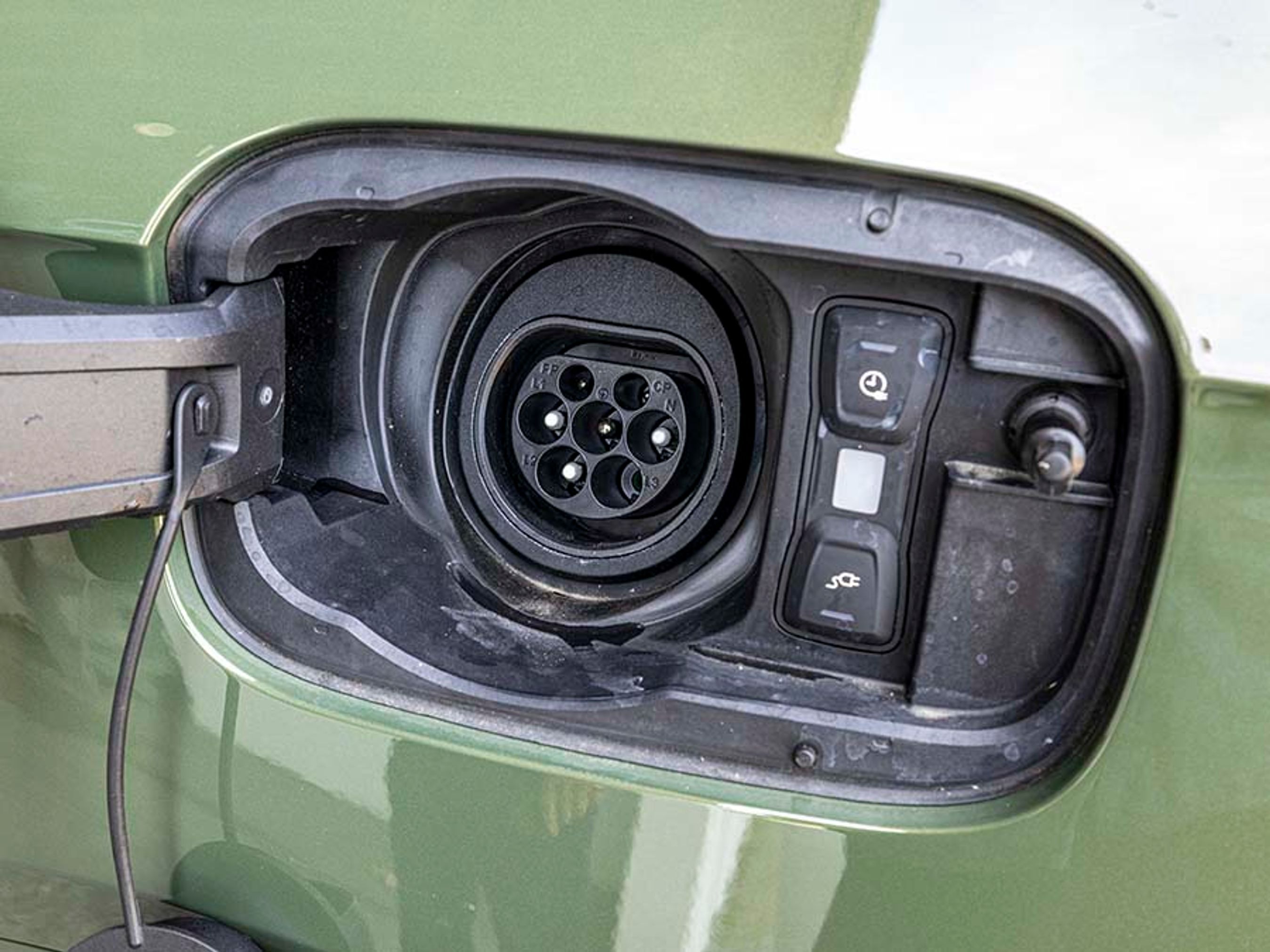 Ladestikket er placeret ved venstre baghjul, og det er af Type 2-udgaven. Man kan lade med strøm fra to faser, og det betyder, at den maksimale ladeeffekt er helt oppe på 7,4 kW. Det giver en ladetid på lige under to timer.