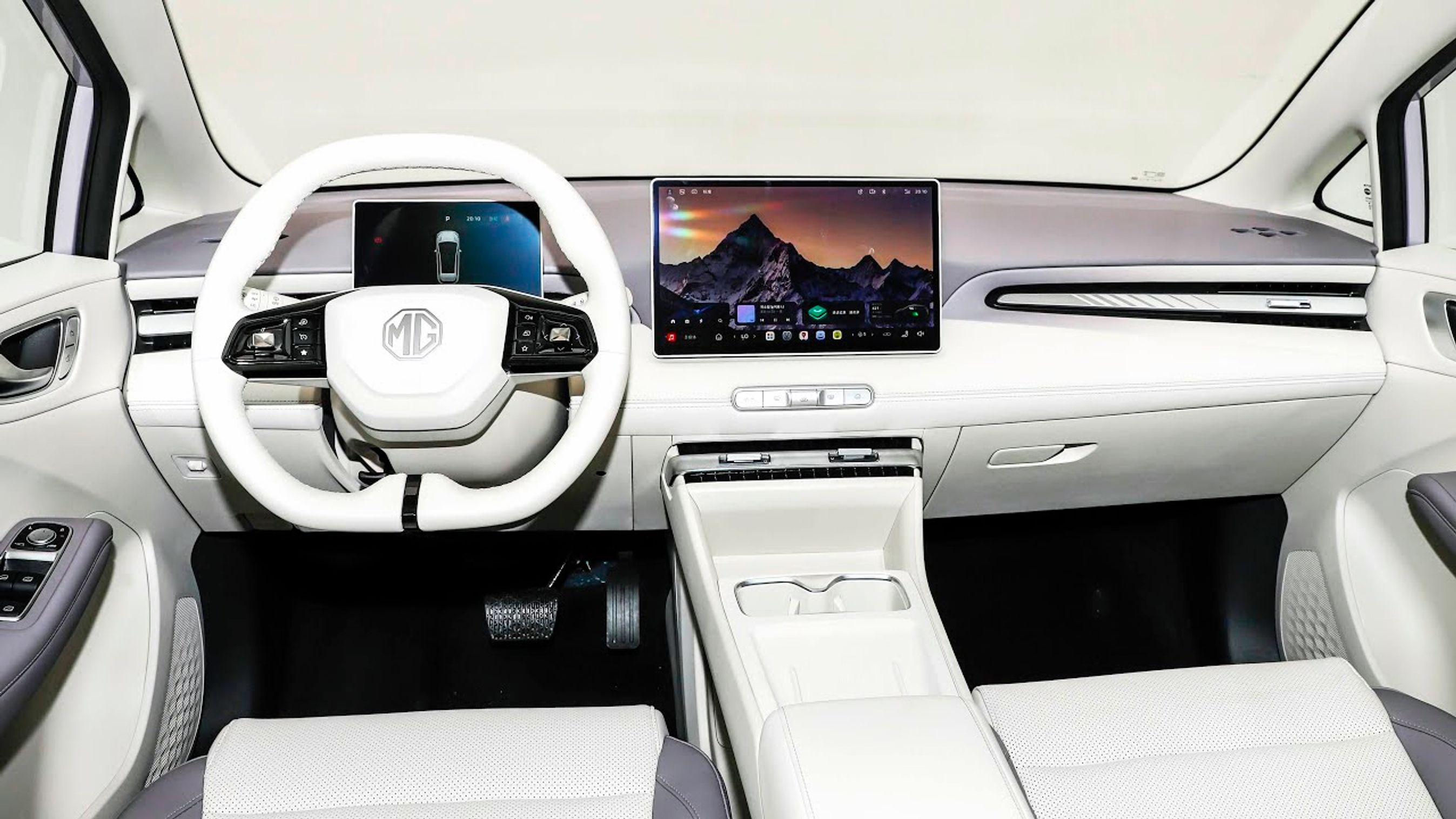 Hvid kabine og førerplads i MG 4.