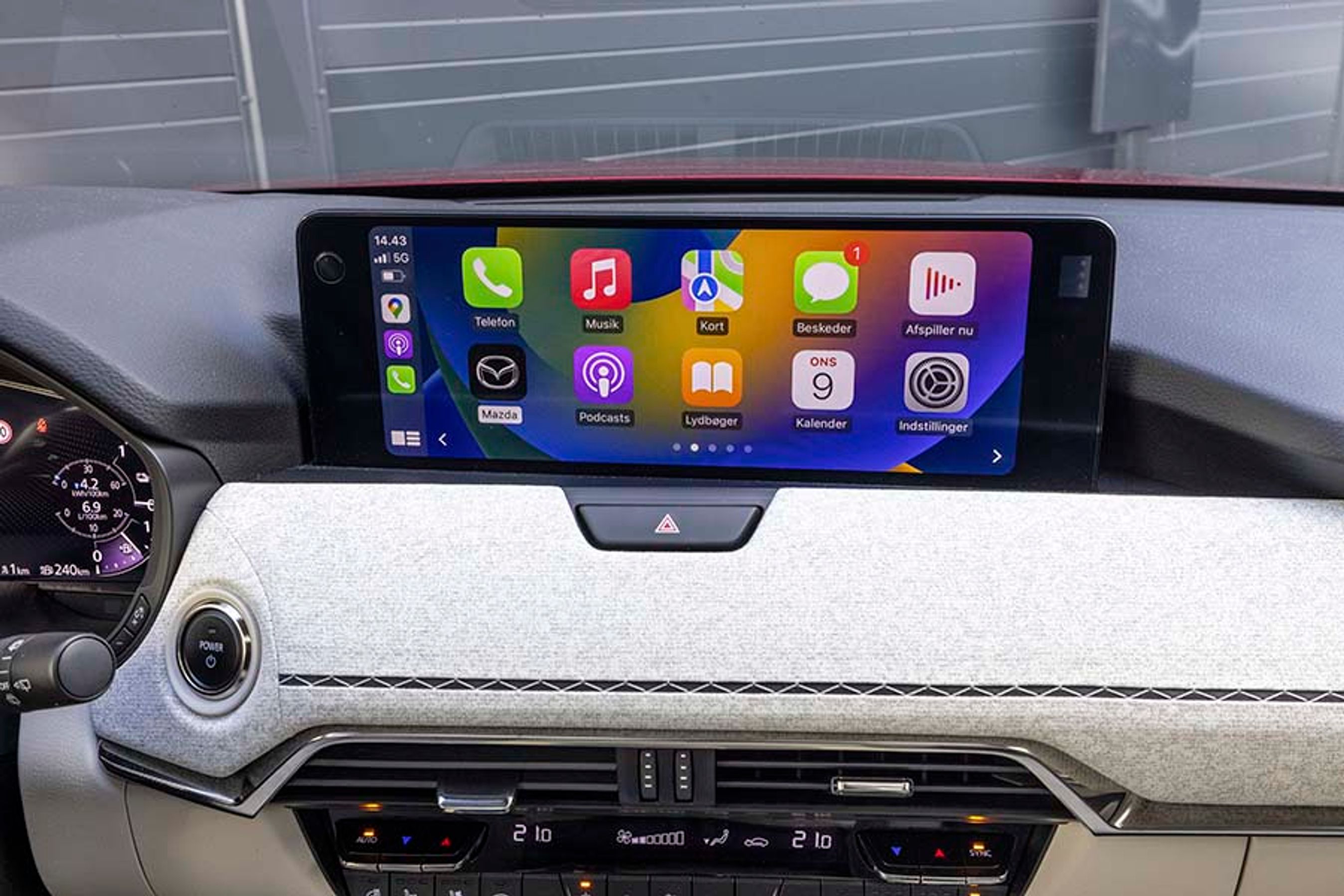 Der er trådløs Apple CarPlay, og det er godt. Men det er mindre godt, at man ikke let kan trykke på skærmen, og at man derfor i stedet skal bruge fokus på at dreje på drejeknappen mellem forsæderne for at bladre i menuerne.