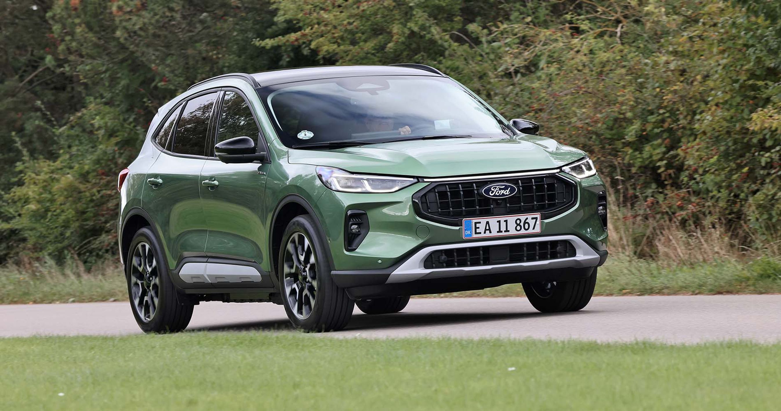 Grøn Ford Kuga kører på landevej