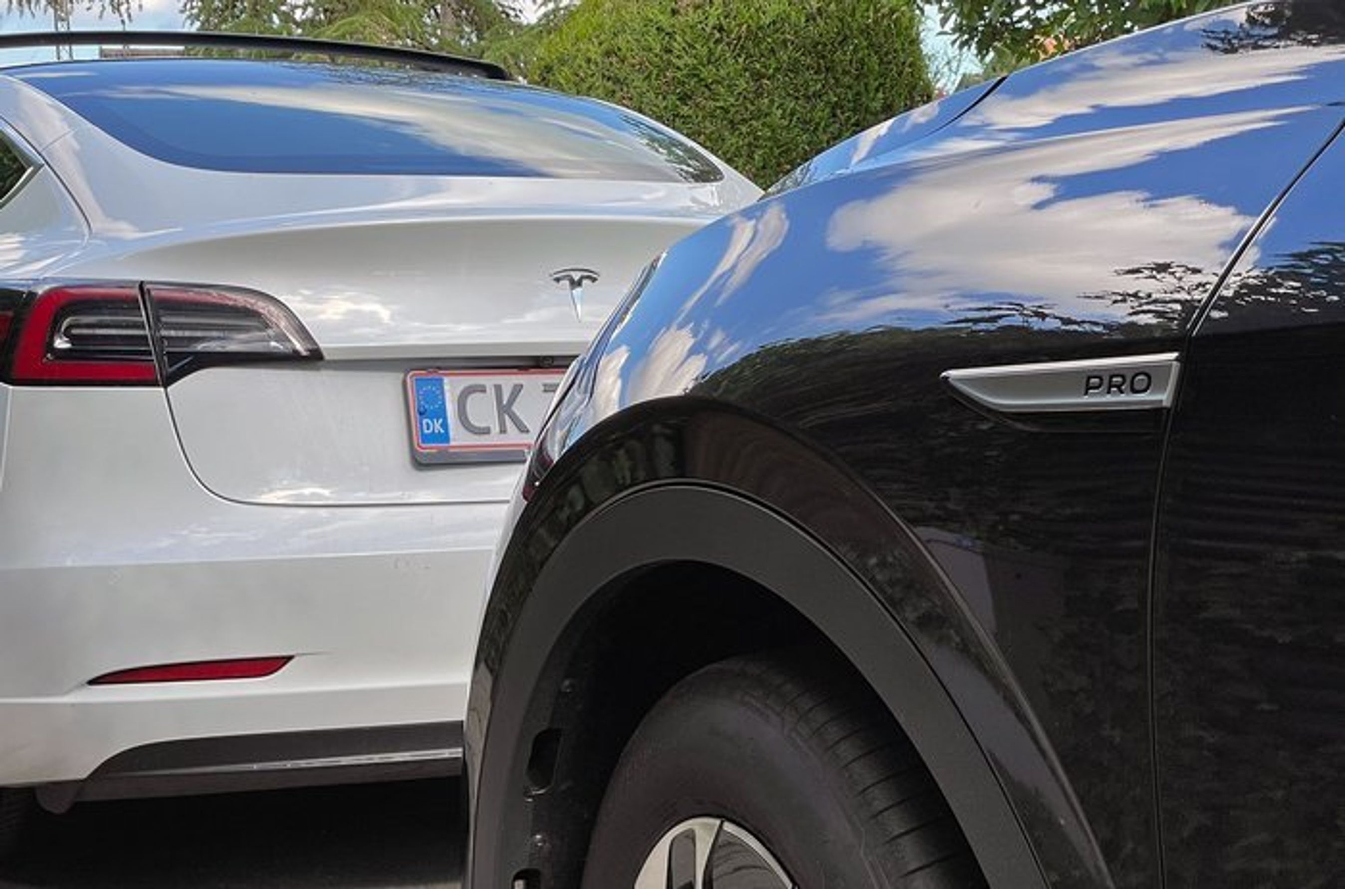 De to elbiler, som ligger nr. et og to i første halvdel af 2021, VW ID.4 og Tesla Model 3.i toppen