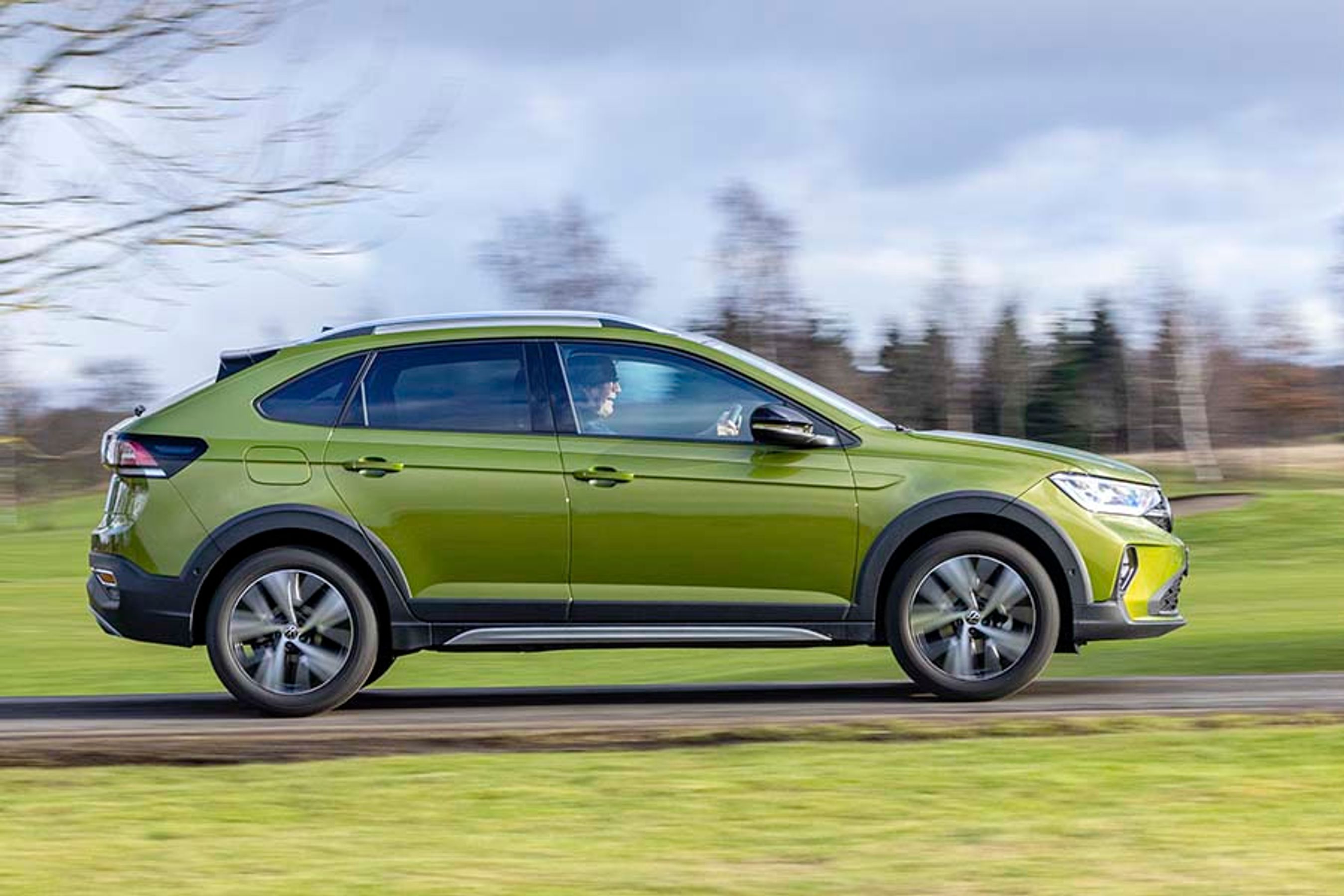 Når man ser Taigo i profil, er det tydeligt, at det er bagenden, der er blevet forlænget i forhold til de beslægtede T-Cross og Polo. Faktisk er Taigo lige så lang som en VW Golf. 