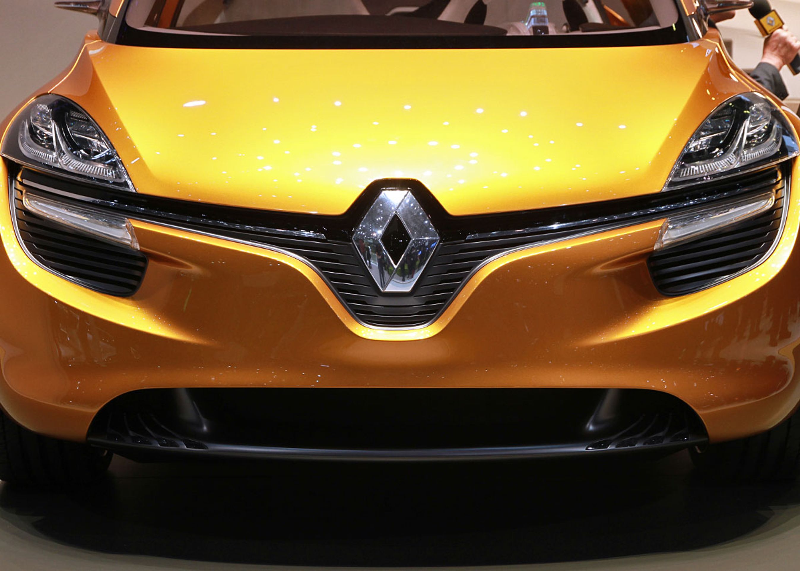 Frontdesignet med det store logo har været næsten ens på nu tre konceptbiler i træk, så vi må gå ud fra, at sådan bliver produktionsbilerne også. Clio står først for.