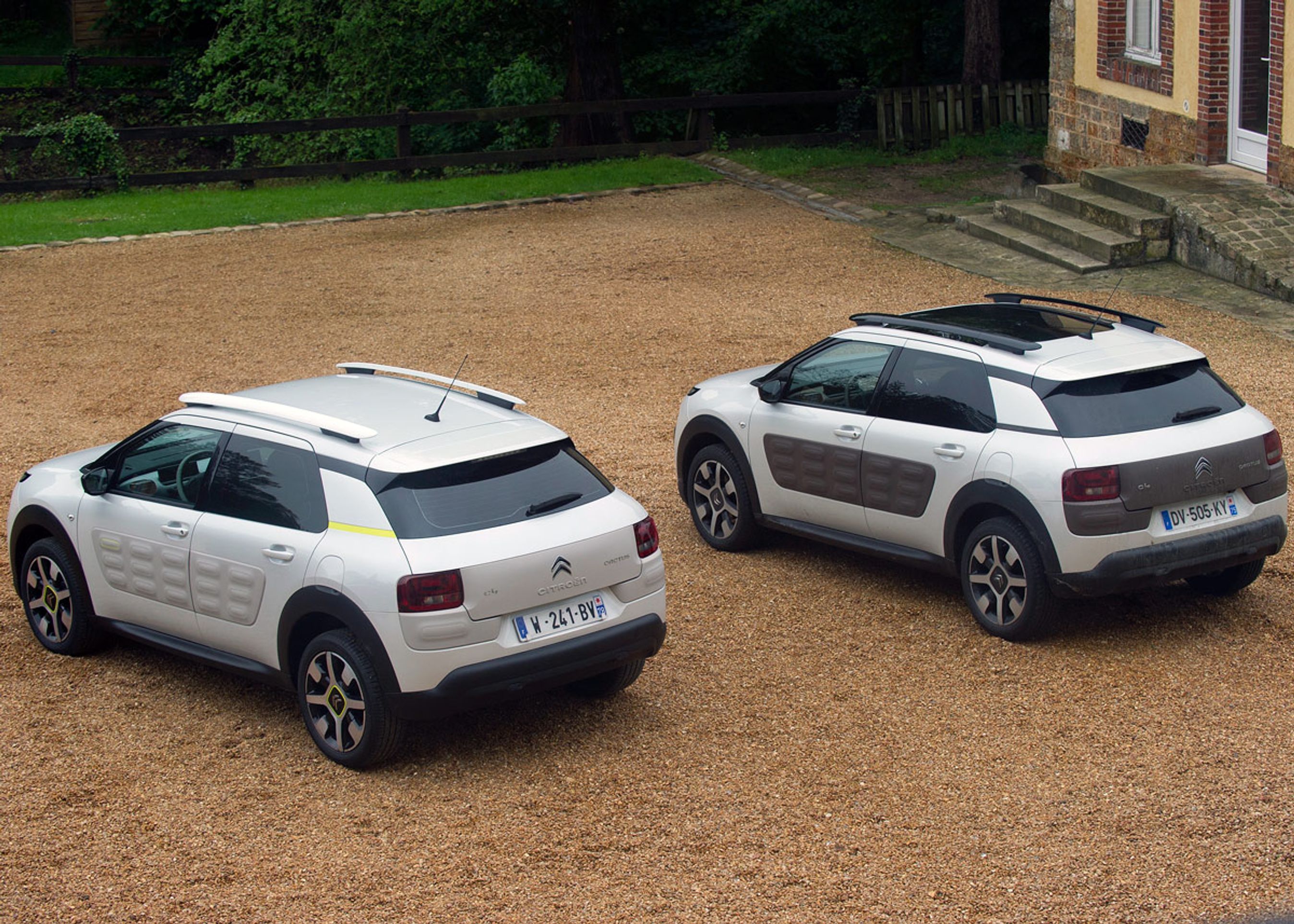 To tilsyneladende ens biler. Men bilen med de gule markeringer er en avanceret prototype. Fotos: Citroën