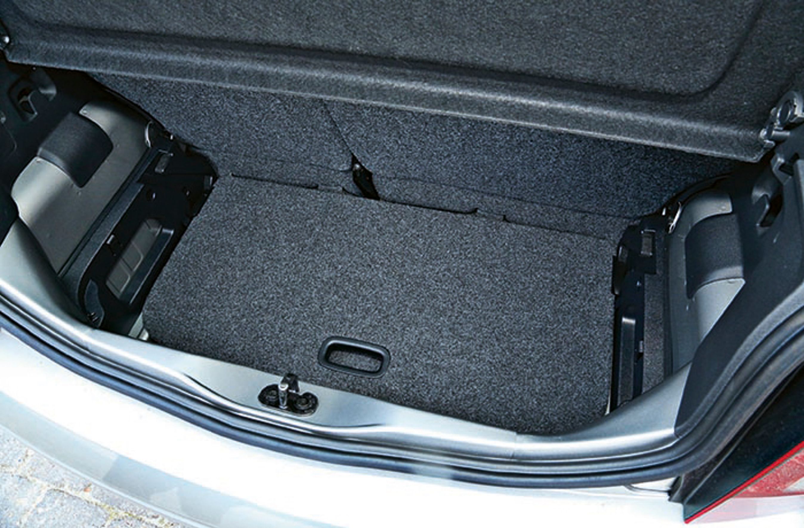 Bagagerummet rummer 251 liter og har som det eneste i denne test en flytbar bund, der gør det muligt at opdele rummet i to dele.