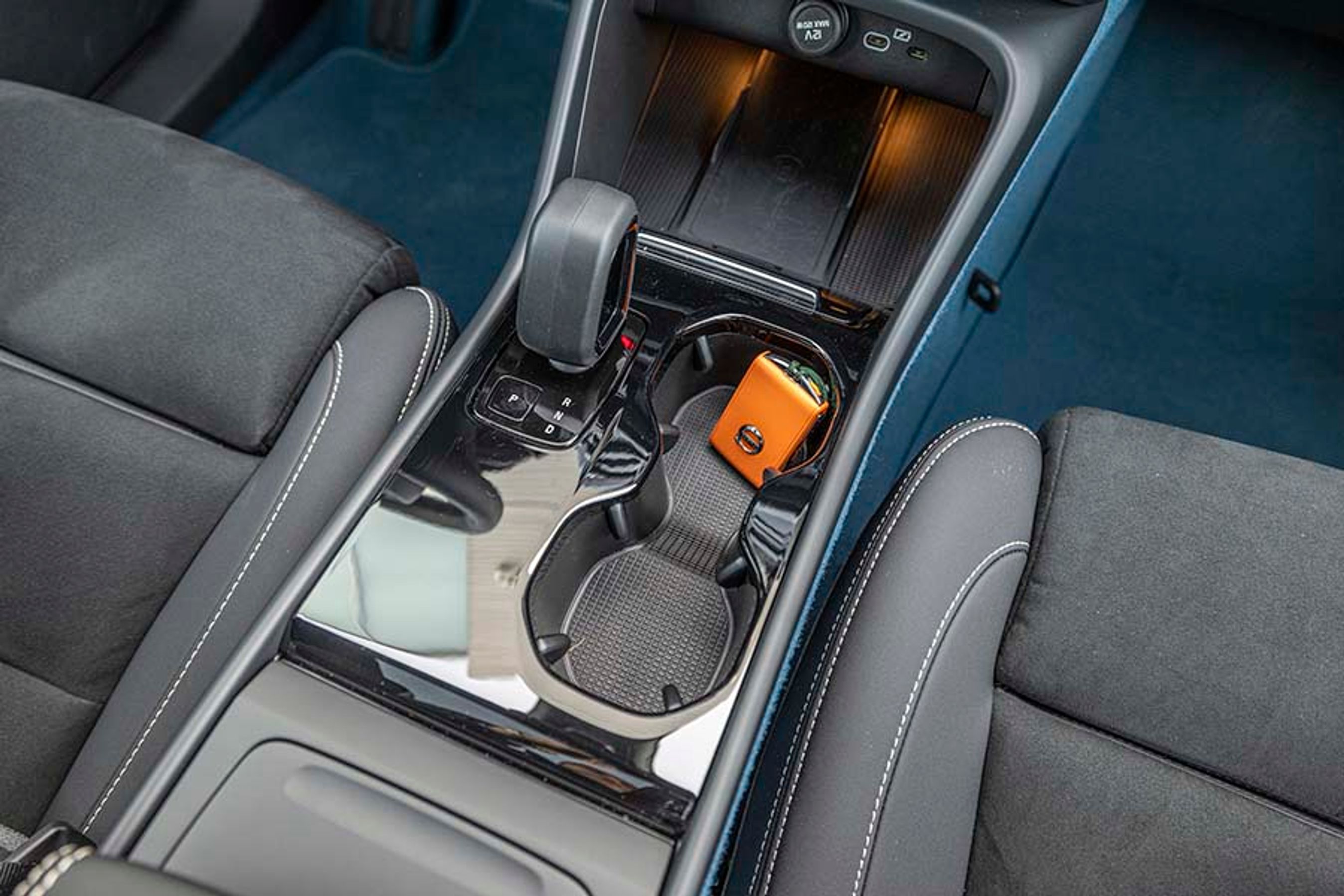 Gearvælgeren er enkelt udformet, og man skal blot vippe den en enkelt gang frem eller tilbage, når man skal skifte kørselsretning. Det gør bilen let at betjene.