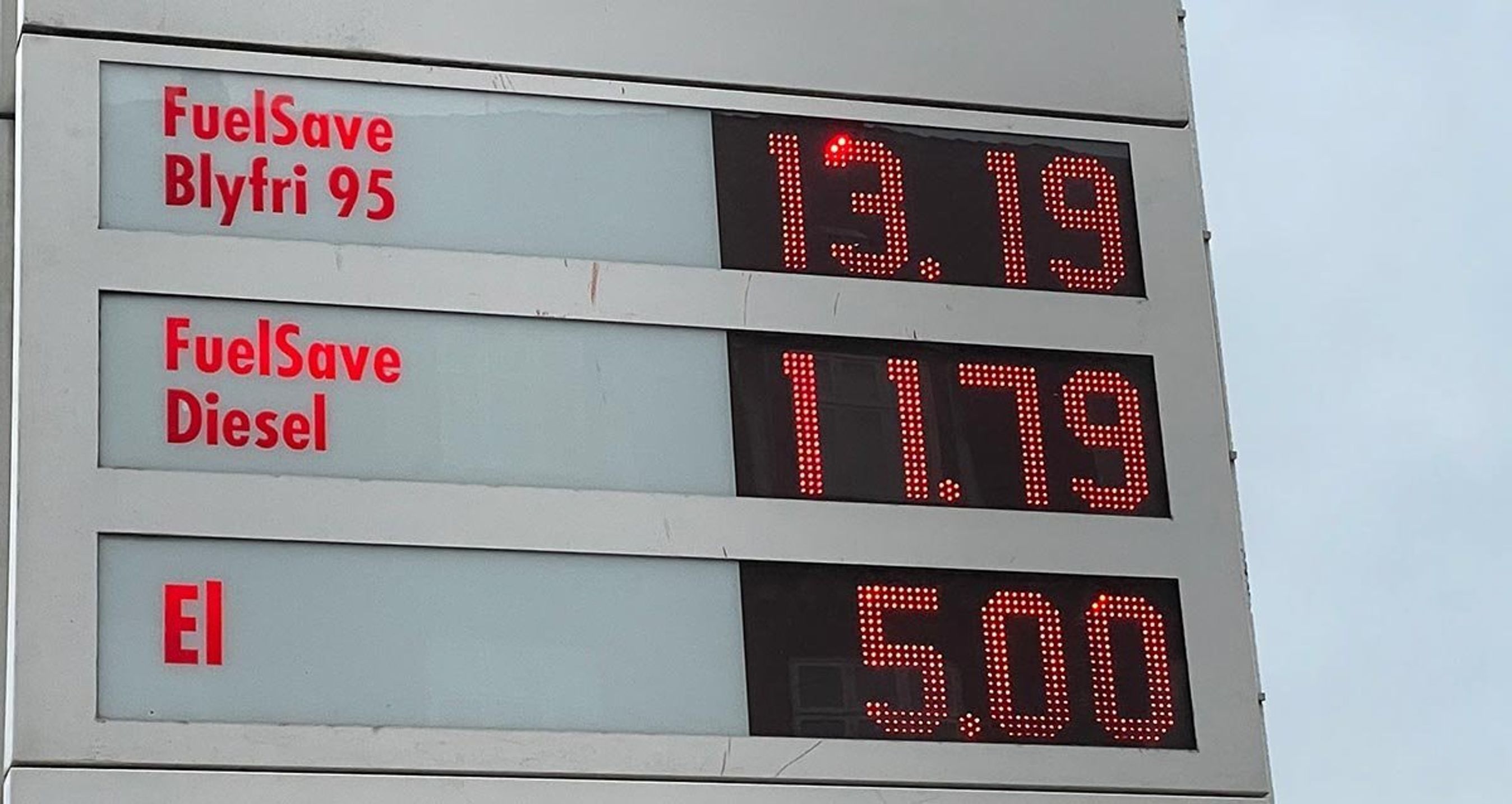 Tankstationer tilbyder den kendte betalingsløsning med betalingskort. Og nogle af dem skilter tydeligt med strømprisen.