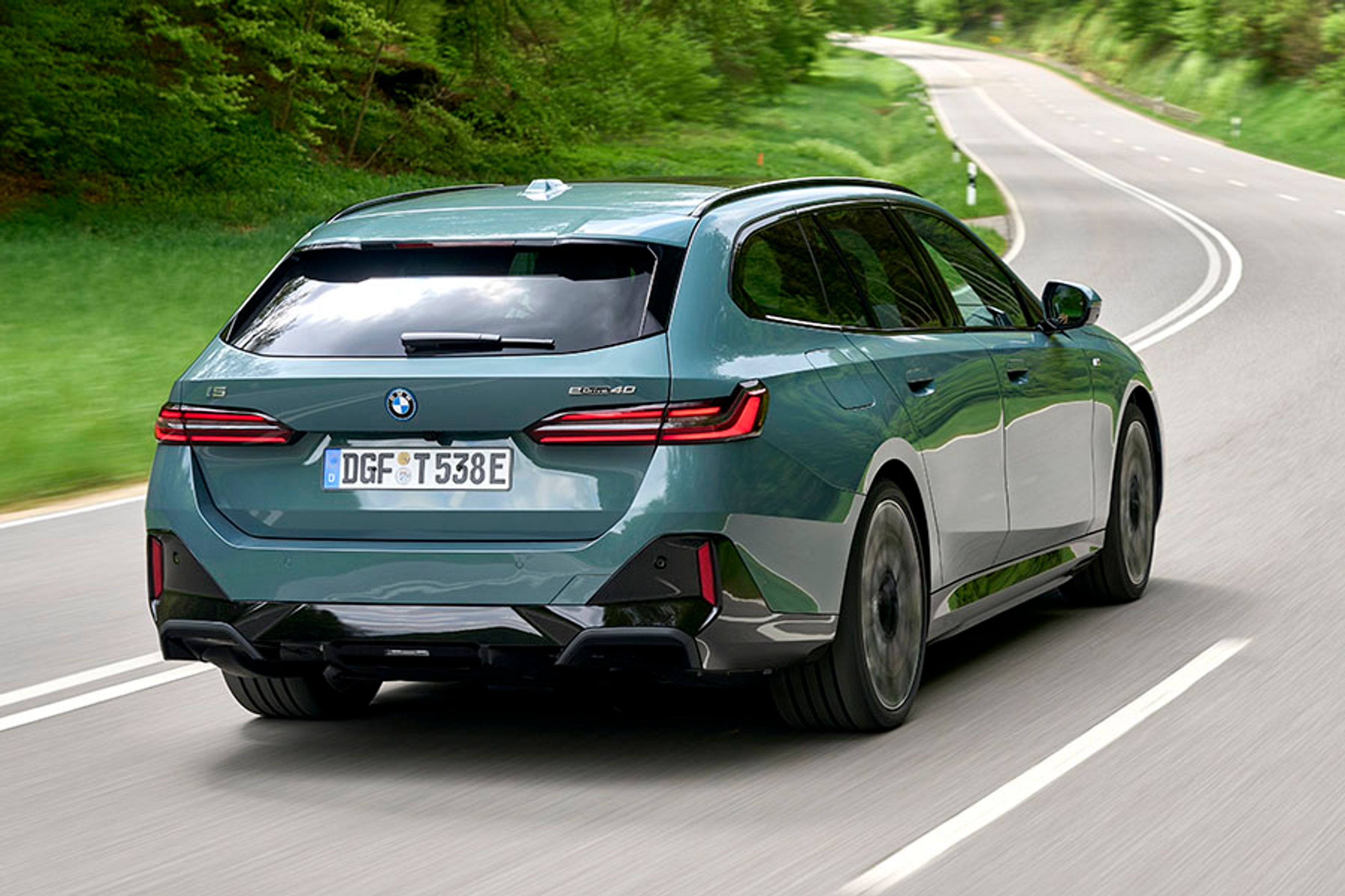 I5 Touring har helt samme dimensioner som sedanen. Baglygterne er nye i forhold til sedan-udgaven, og mange vil nok synes, den praktiske udgave også er en tand mere elegant at se på. 