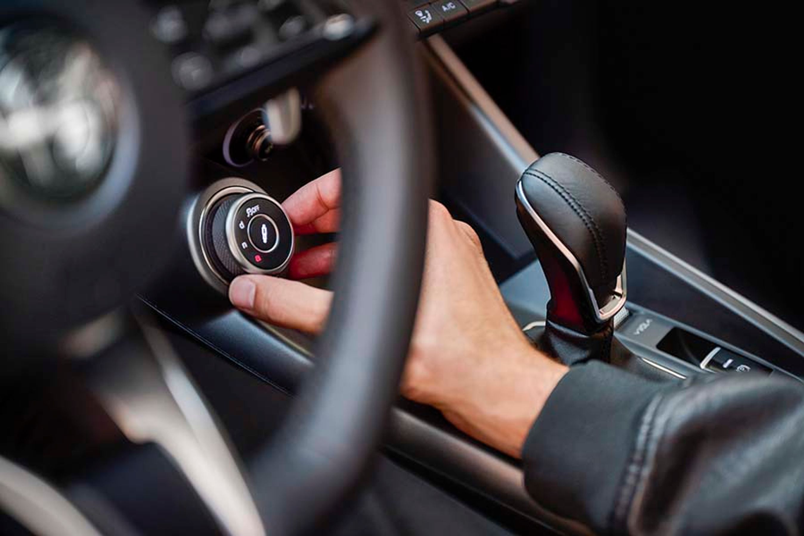 DNA-knappen skifter mellem køreprogrammerne. D står for dynamik, og her arbejder både benzin- og elmotor samtidigt. I N er bilen i Natural, og her bestemmer bilen selv, om det er den ene eller den anden motor, der skal arbejde. A-indstillingen er den, hvor bilen kun kører på el. Bilen husker, om den stod i A eller N ved seneste kørsel.