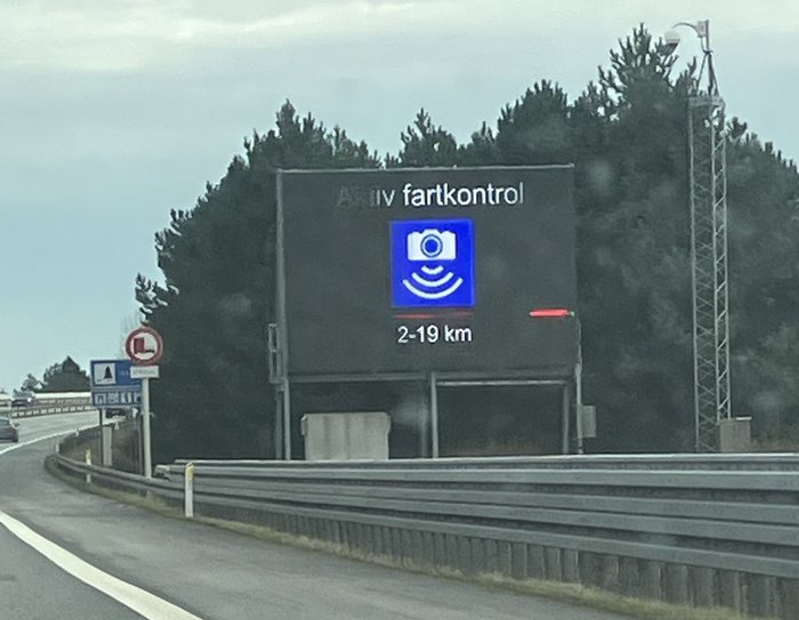 Skilt om fartkontrol på Storebæltsbroen