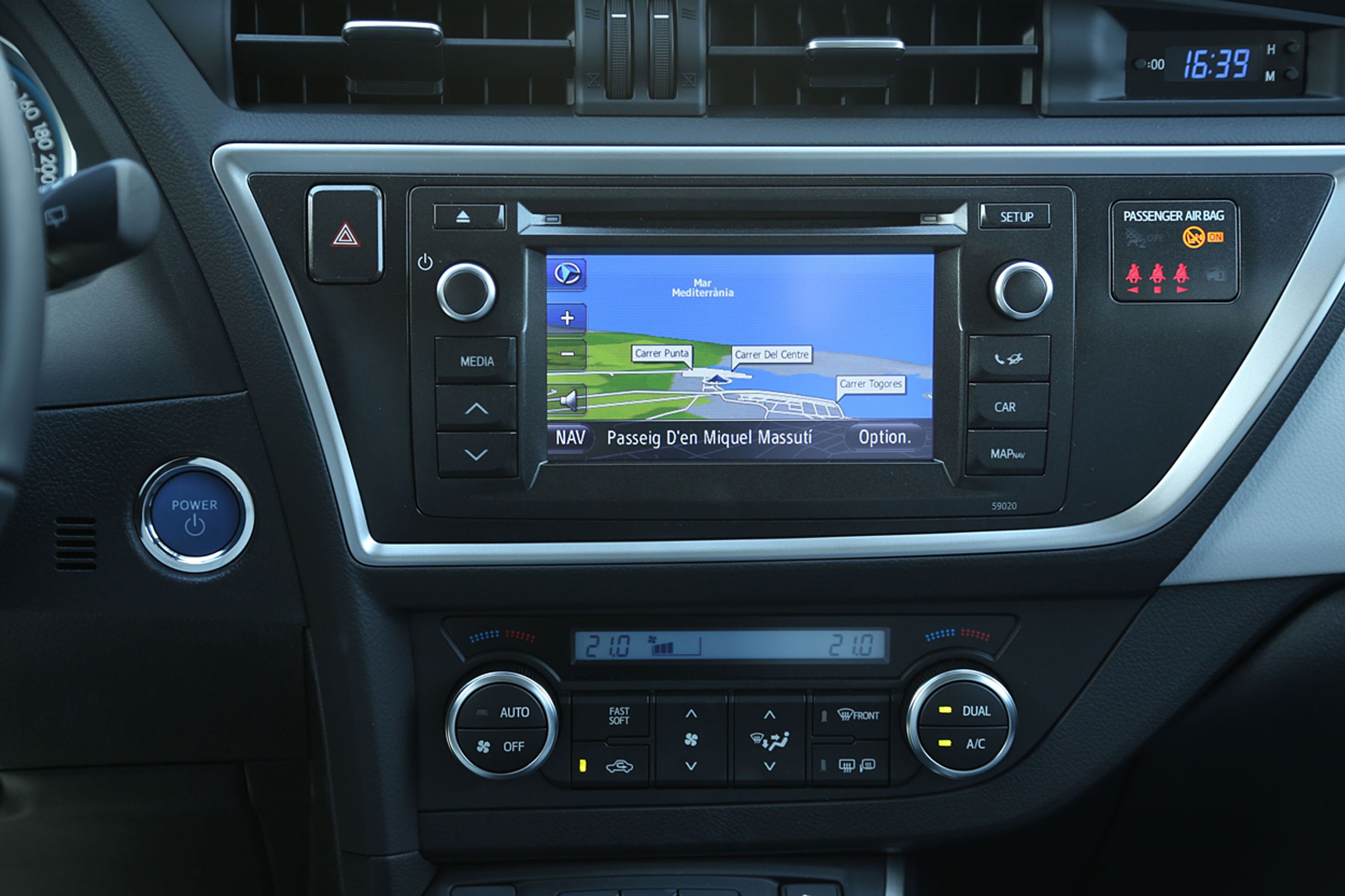 Touch-systemet er standard fra T2-udstyrsniveauet, hvilket de fleste som minimum bør vælge. Det giver håndfri tale og mulighed for at streame musik fra mobilen til bilen. Tozones klimaanlæg er kun på topmodellerne, de fleste vil nøjes med en enkel zone.