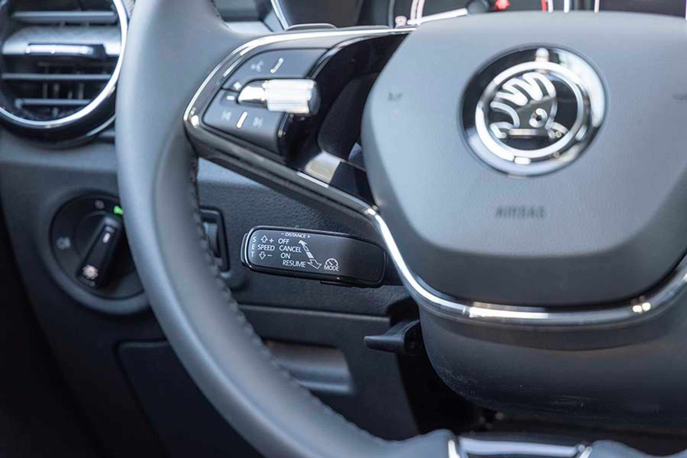 Den lille stilk bag rattet er betjeningen af den adaptive fartpilot. Ærgerligt at den ikke er mere synlig, men når du lærer den at kende, kan den betjenes uden at se på den, og uanset hvilken retning rattet har. 