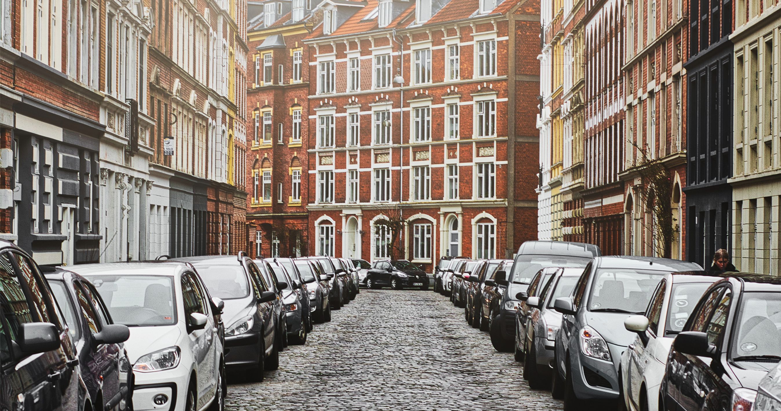Smal gade med tæt parkering