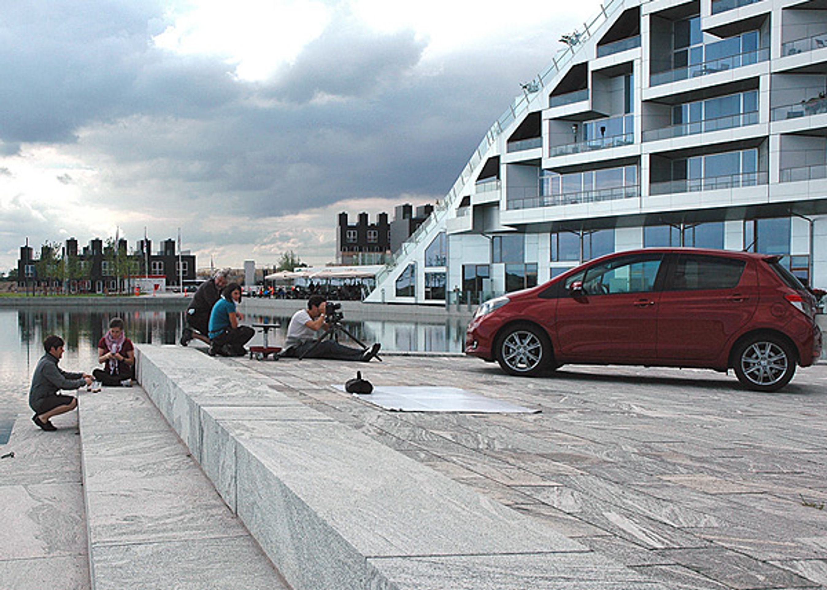 Det bemærkelsesværdige boligbyggeri 8-tallet i Ørestaden på Amager er brugt som kulisse, da Toyotas egne billeder af den nye Yaris skulle tages.