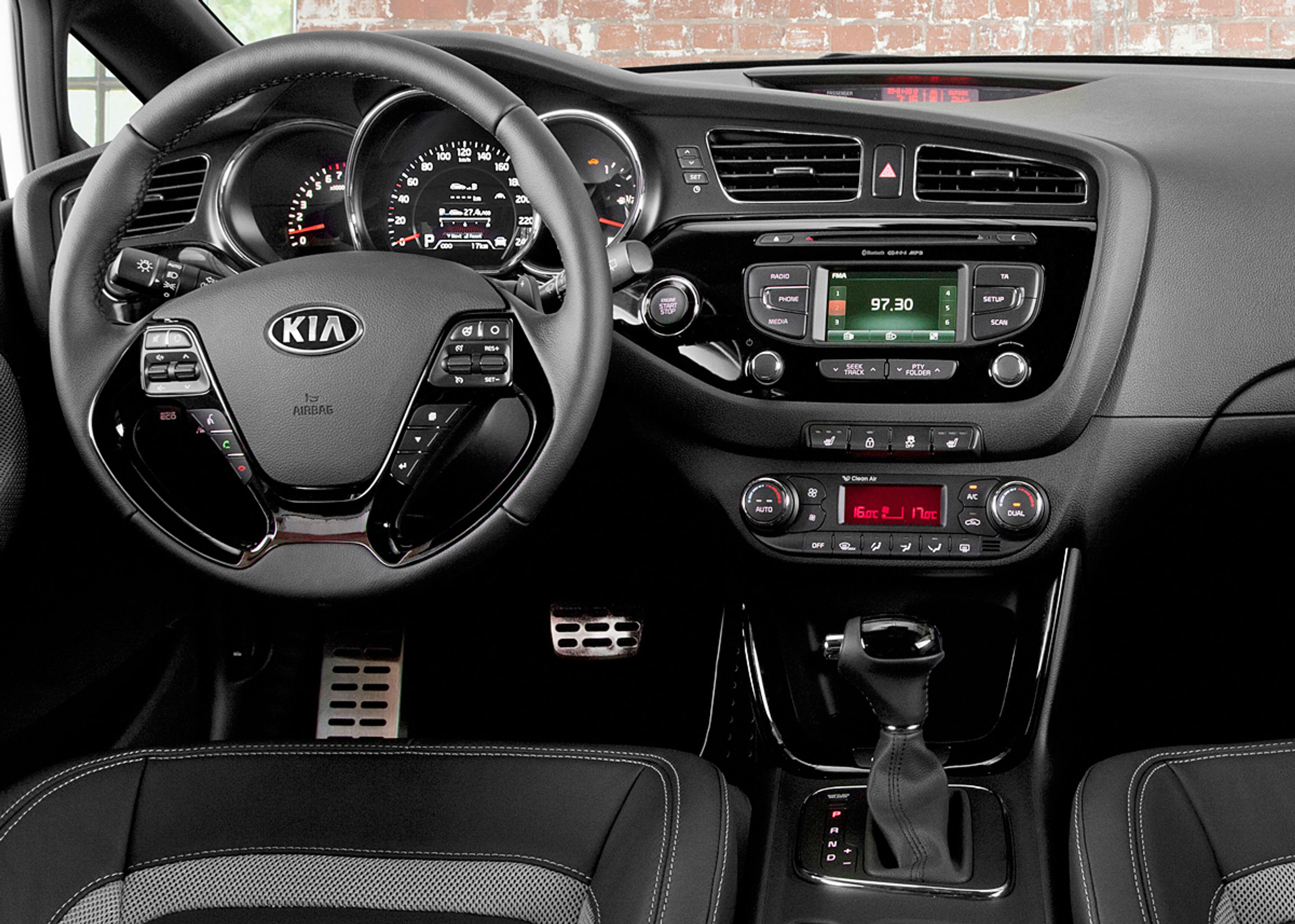 Kabinen er som i den almindelige Ceed, men der er skruet lidt op for små pyntedetaljer og sædedesign.