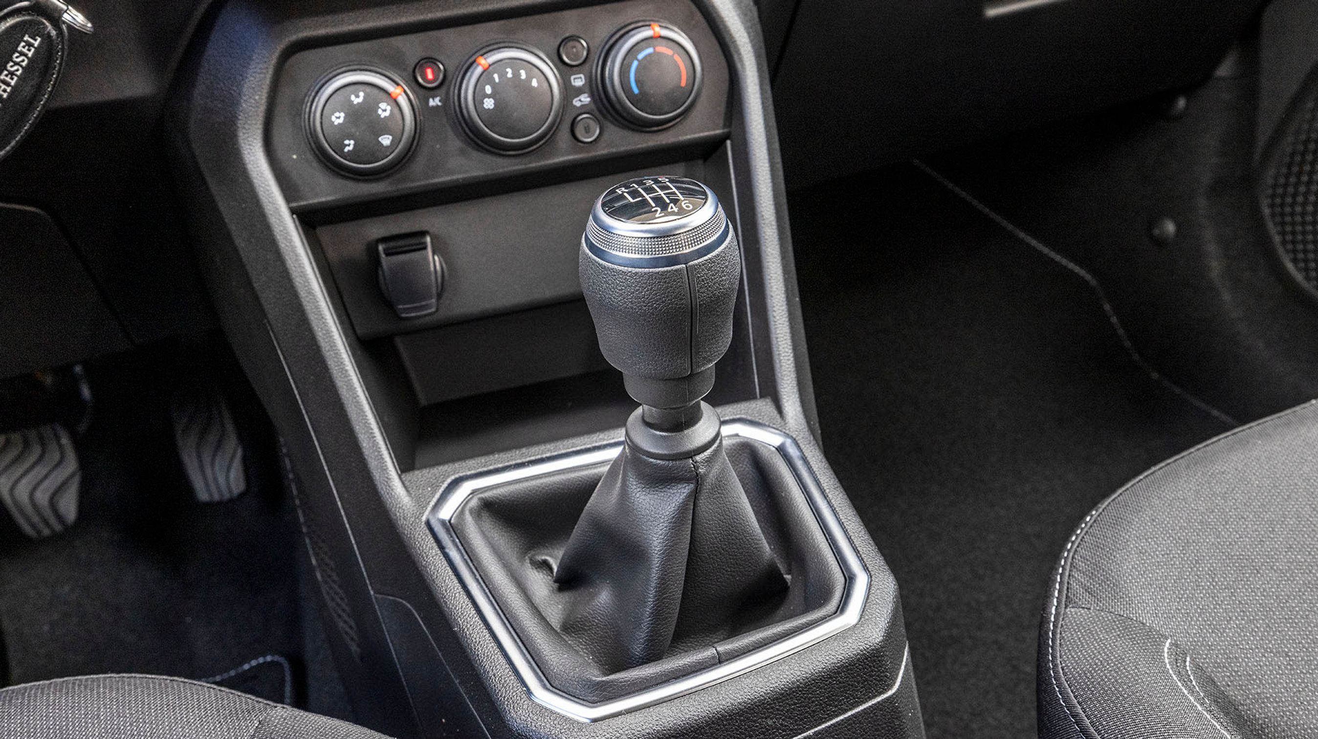 Den lille 1.0-liters benzinmotor trækker flot, og sammen med gearkassens seks gear er det muligt hele tiden at holde omdrejningstallet på et sted, hvor der er tilstrækkeligt med kræfter.