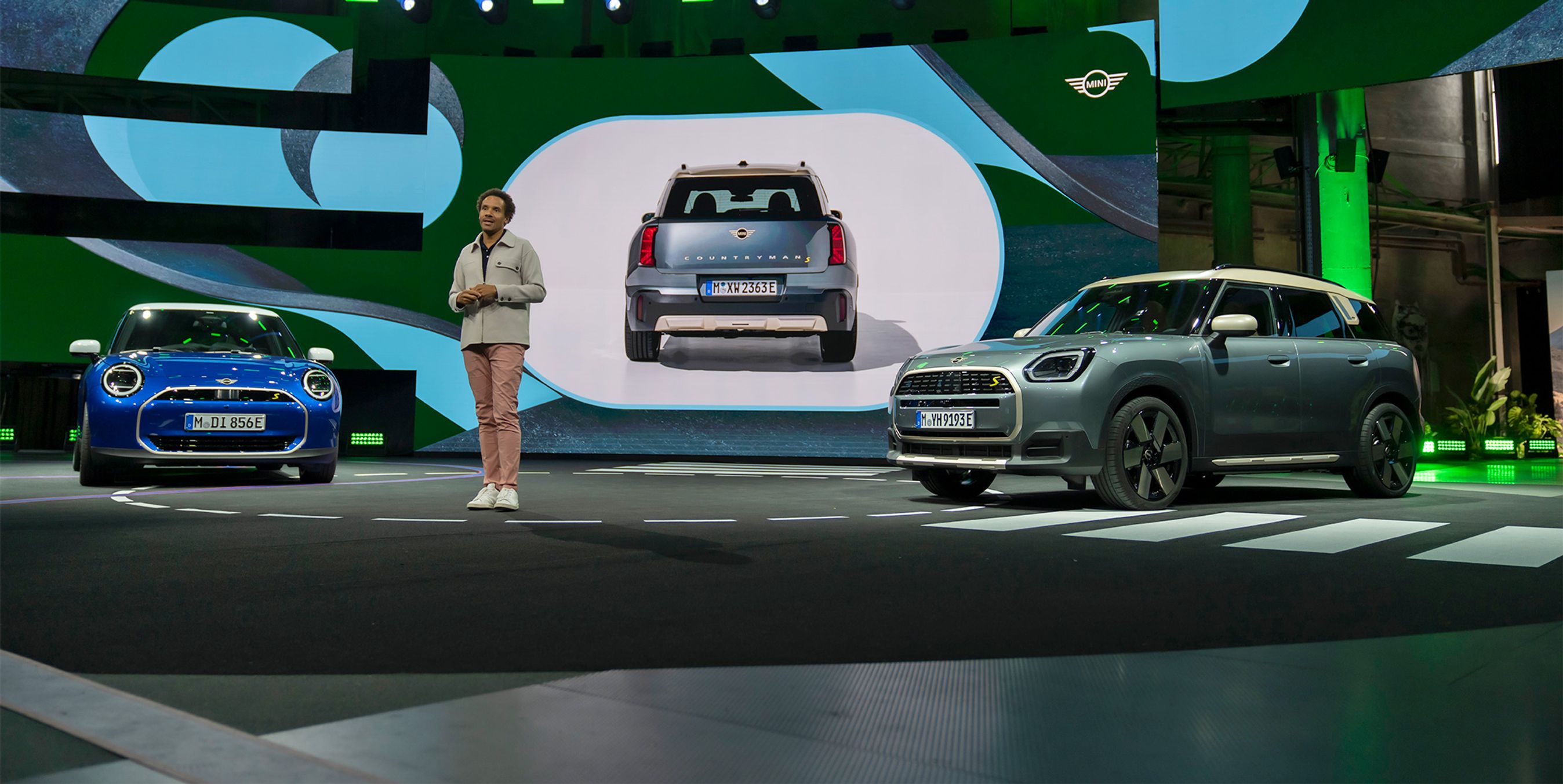 Mini Cooper og Countryman på scenen.