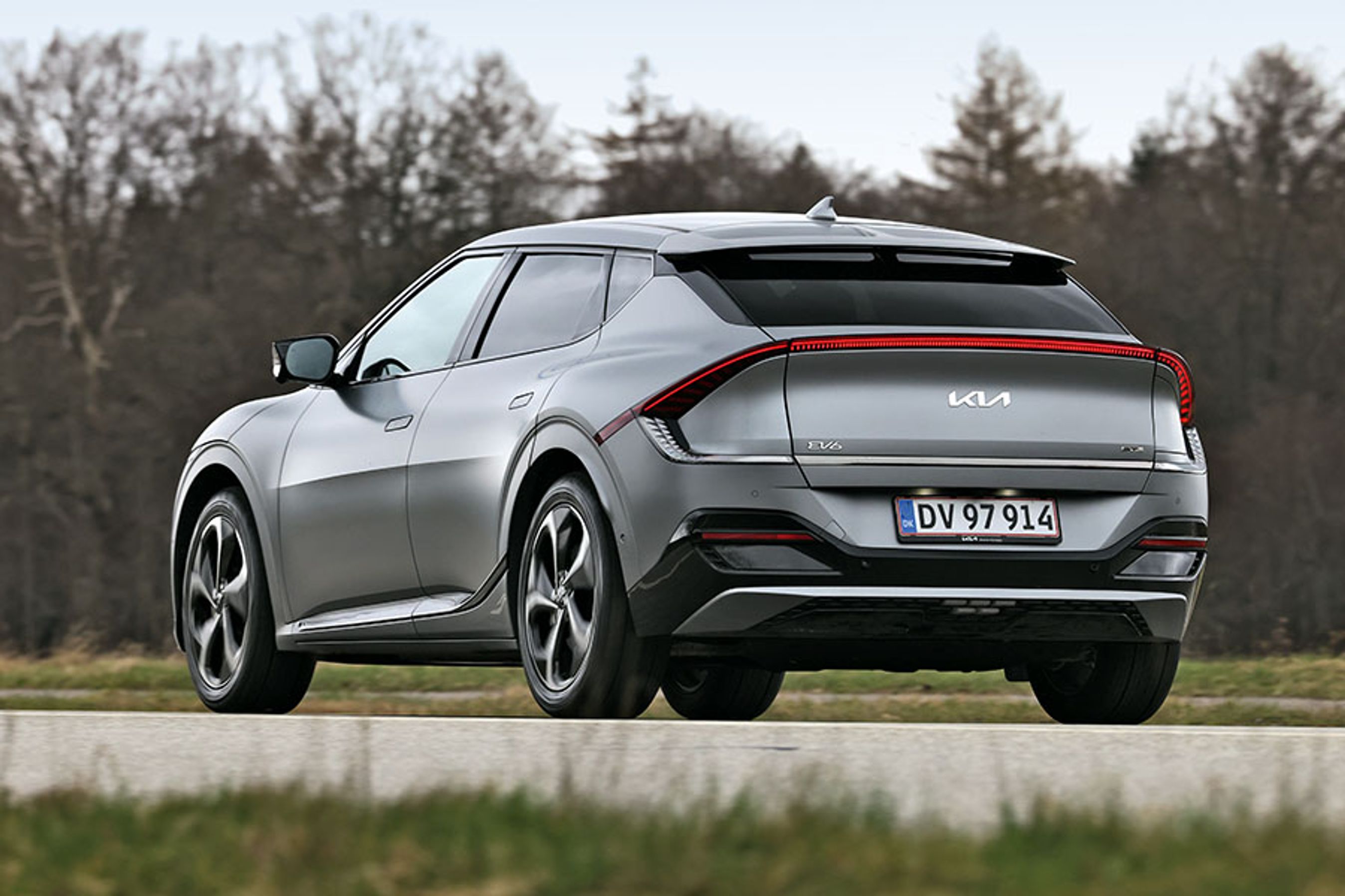Kia EV6 elbil set bagfra, mens den kører på en vej