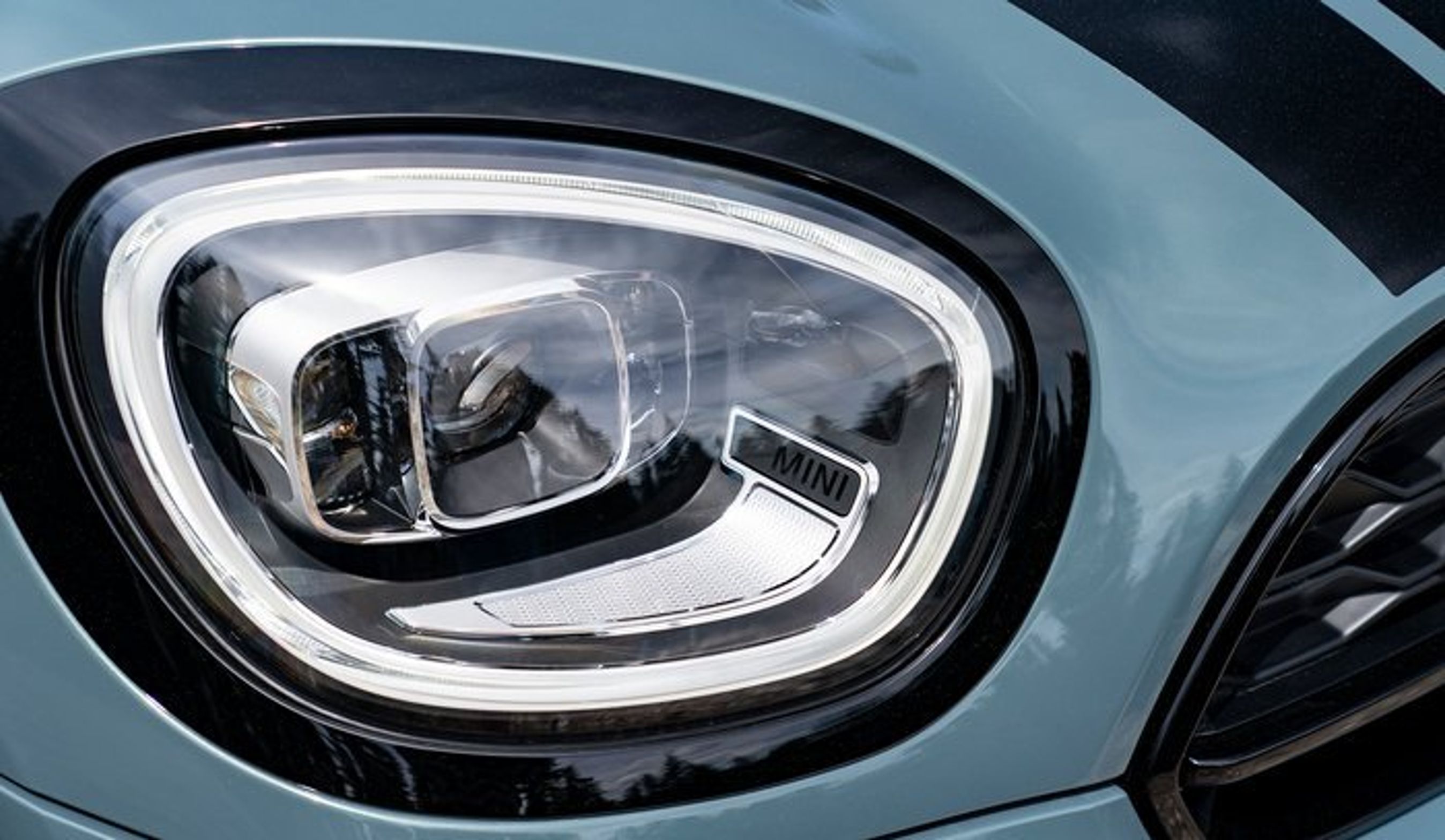 LED-lygter er nu standard på Mini Countryman. Mod merpris kan de blive adaptive.