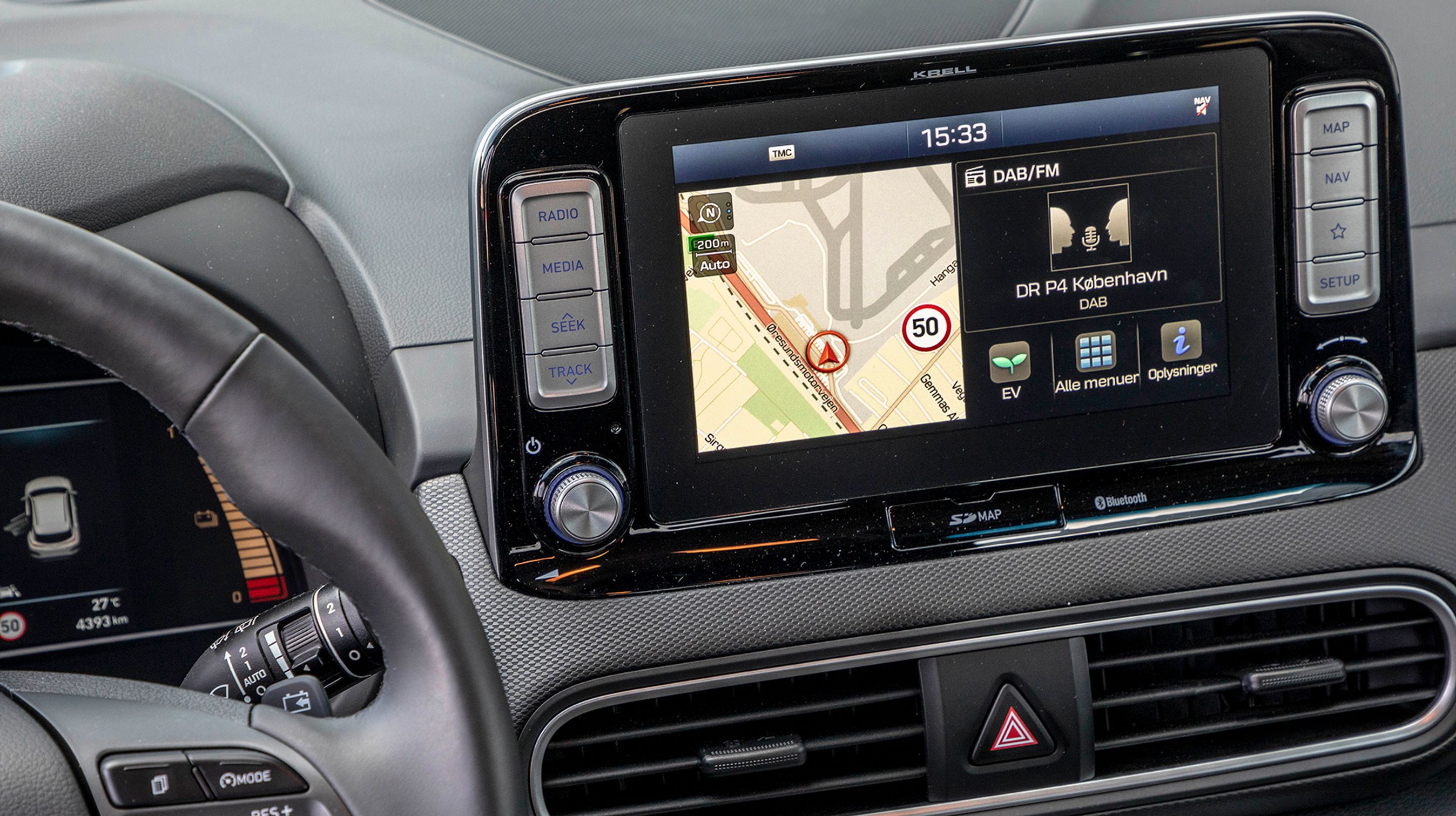 Den store skærm i midten indeholder bl.a. navigationsanlæg med 10 års opdatering af kortet. Der er danske menuer og dansk tale.