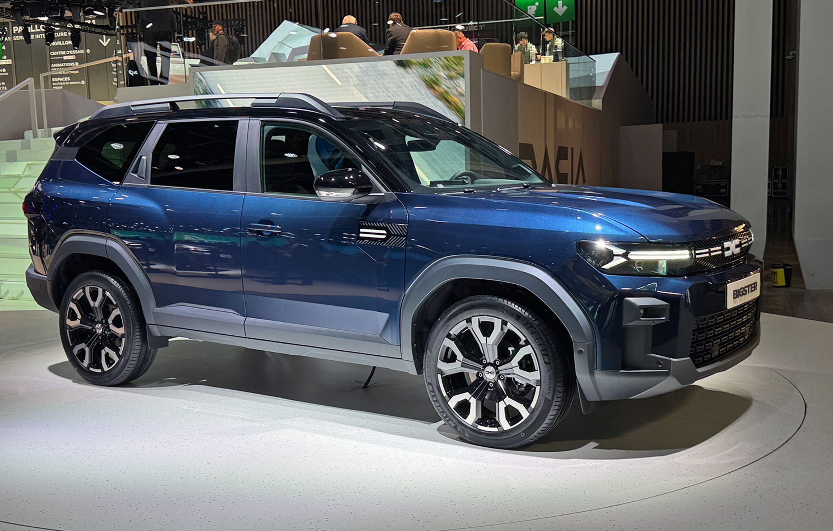 Dacia tager et stort skridt op ved for første gang at lancere en SUV i mellemklassen. Bigster er en klasse over den kendte Duster med 23 cm større længde, men kun tre cm større akselastand. Dusters rustikke charme er gået tabt ved forstørrelsen.