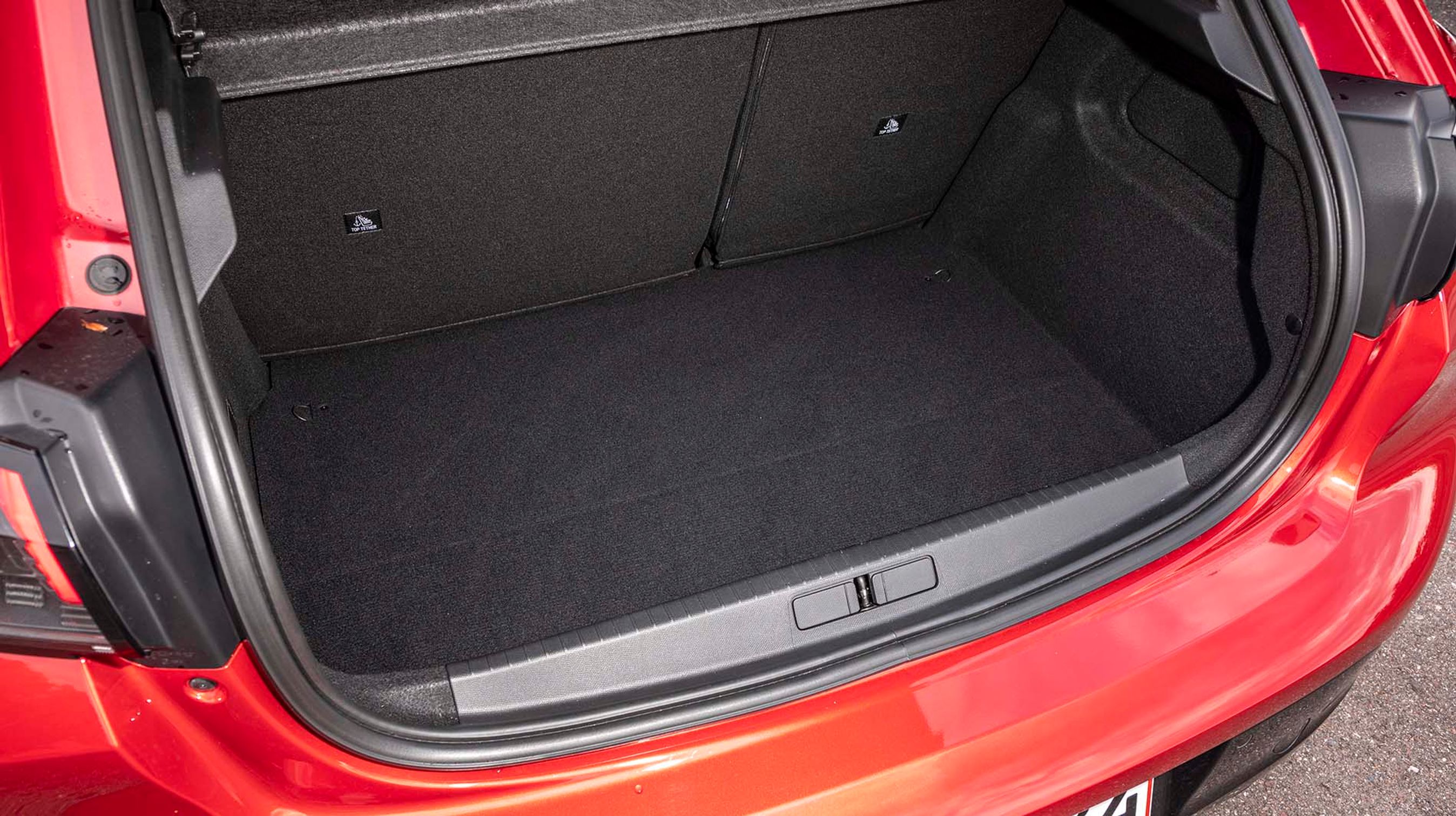 Bagagerummet rummer 265 liter og føles pænt stort og dybt. Gulvets højde kan ikke justeres, og når man folder bagsædet forover, dannes der en ret høj kant. Under gulvet findes et lappekit.