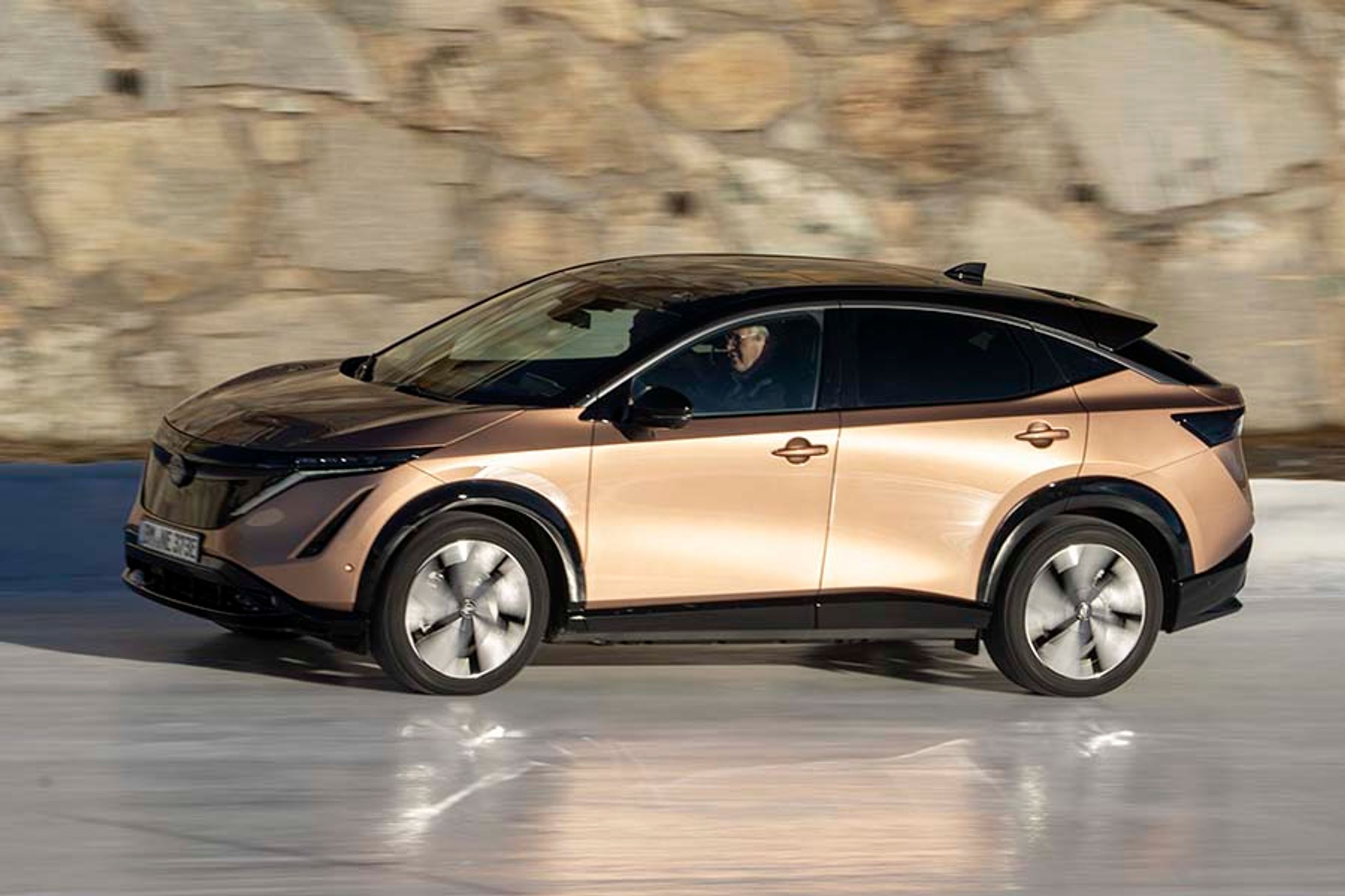 Nissan Ariya kommer nu i en firehjulstrukken udgave, der kaldes e-4ORCE. Den er udstyret med to elmotorer, der sammen trækker på alle fire hjul.