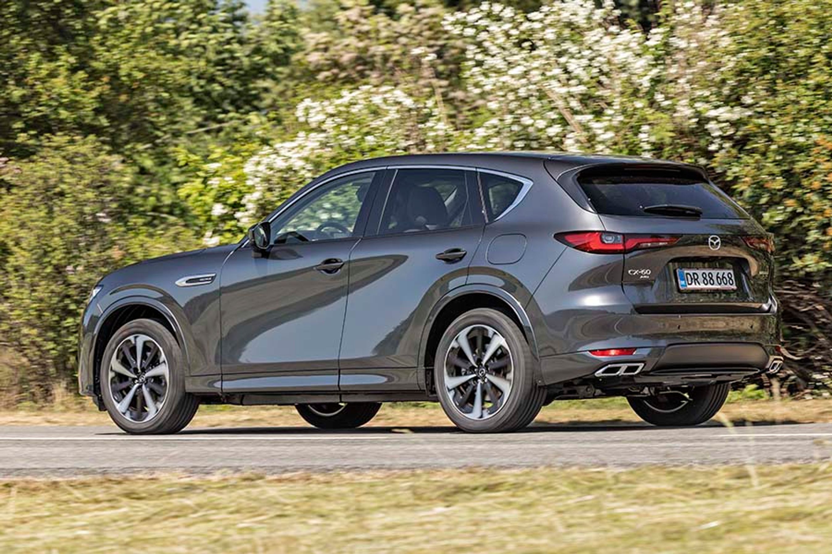 En koksgrå Mazda CX-60 set bagfra