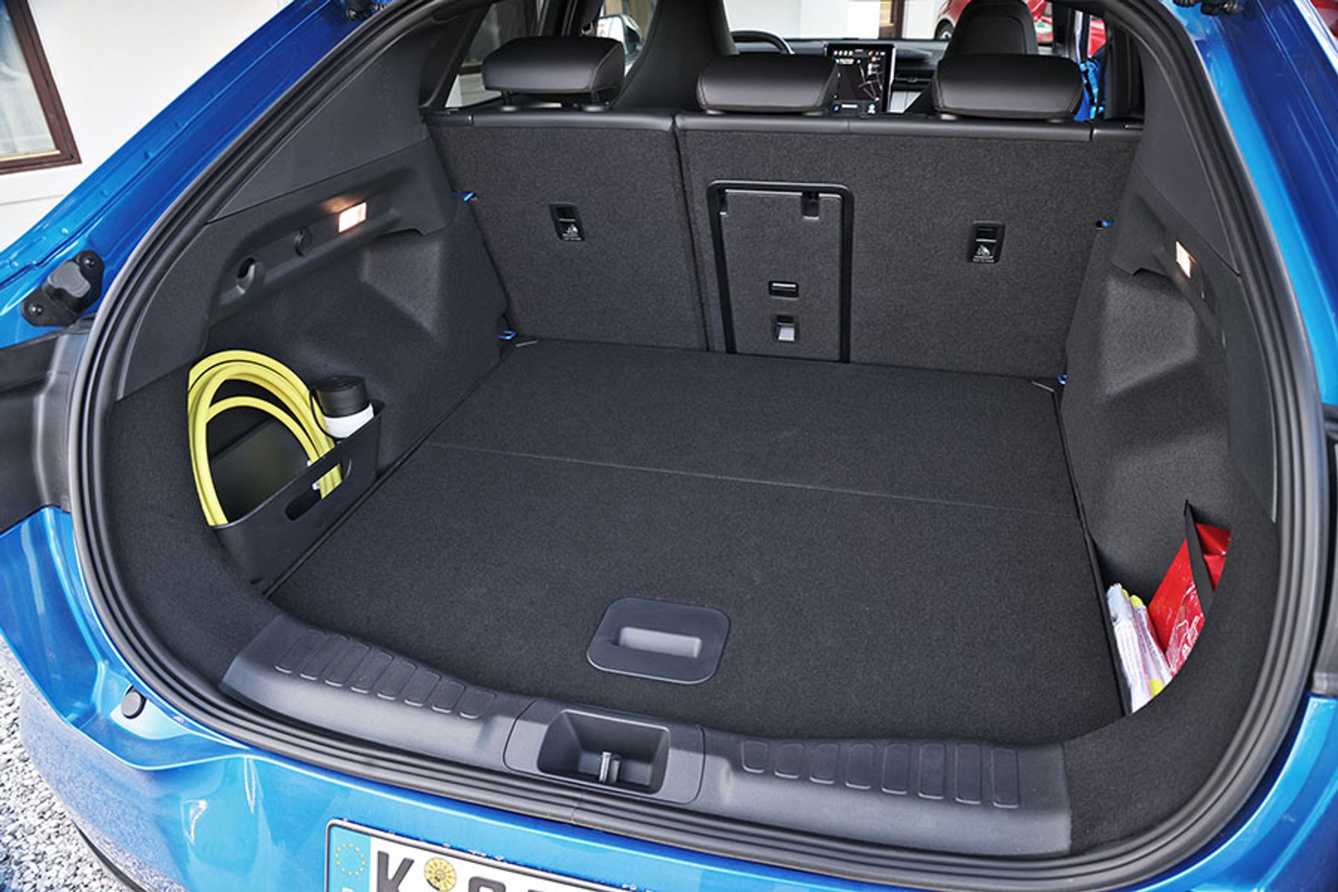 Bagagerummet er stort, og bagklappen åbner højt, hvilket giver god adgang til rummet. Bunden er todelt og kan placeres i to niveauer. Der er ikke frunk fortil, så ladekablet skal opbevares heromme.