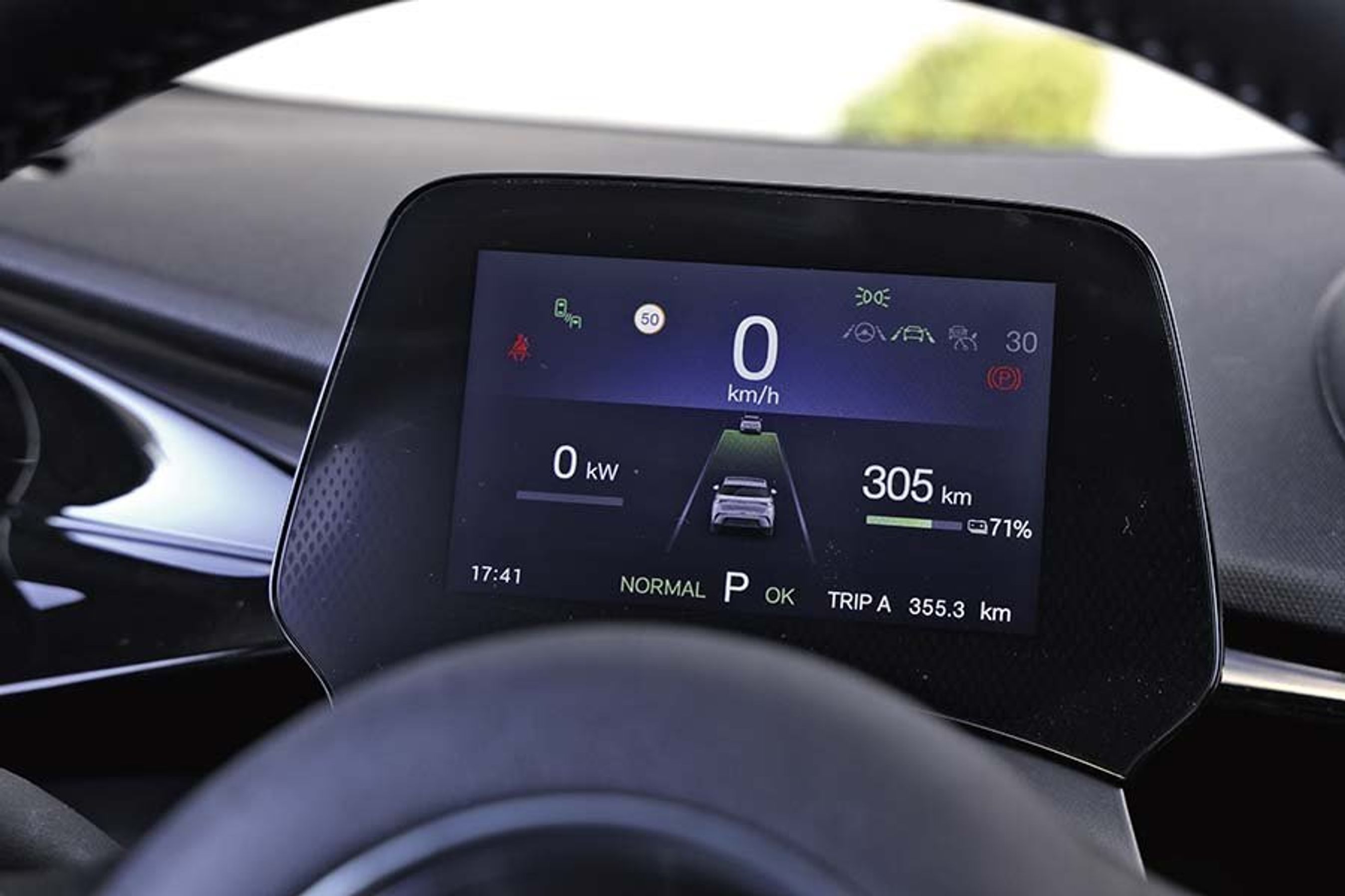 Lille skærm bag rattet i en BYD Dolphin.