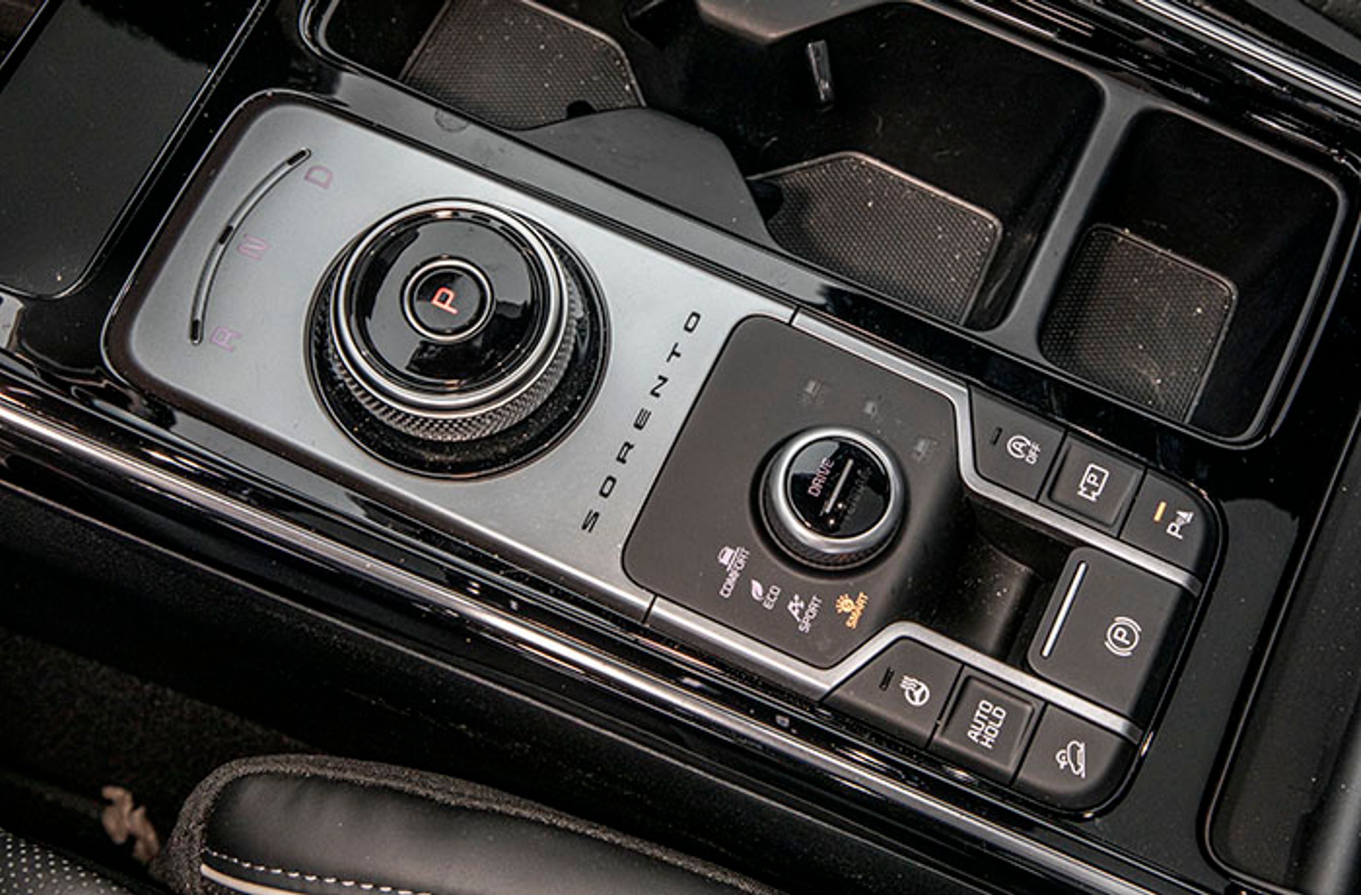 Gearvælgeren er en drejeknap, der selv går i P, når motoren slukkes. Den lille drejeknap styrer firehjulstrækkets indstillinger. Knappen til ratvarme sidder noget malplaceret mellem forsæderne.