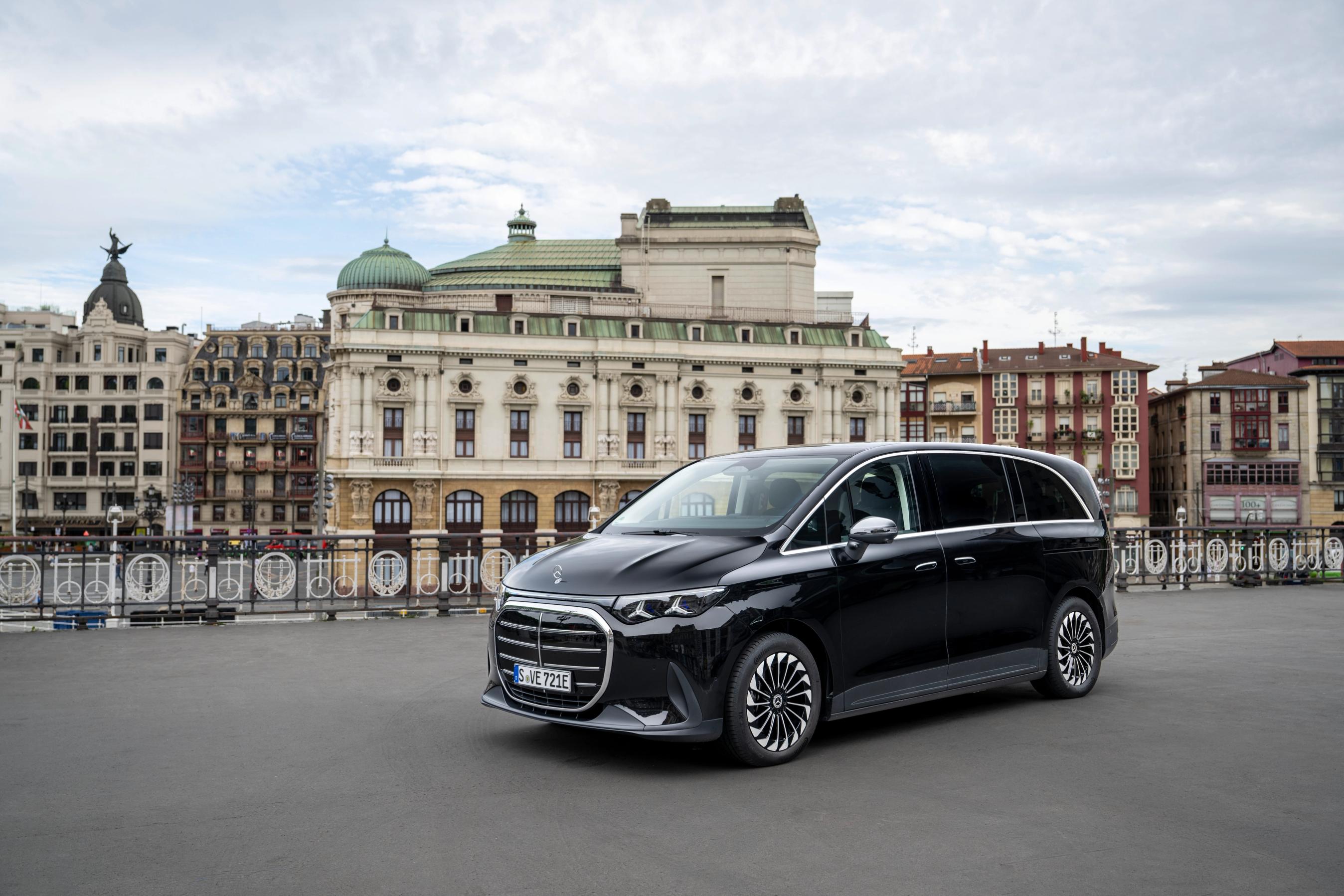 Mercedes-Benz VLE set skråt forfra, mens den holder på en plads foran palæ