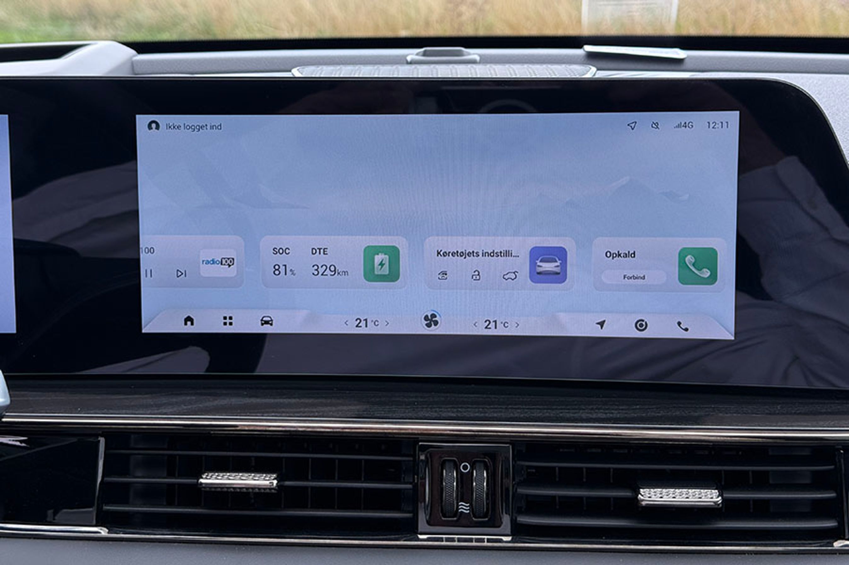 Skærmen i midten er på 12,3” og rummer både navigation, DAB-radio og mulighed for at spejle telefonen trådløst via enten Apple CarPlay eller Android Auto. Derudover kan man få oplysninger om bilens tilstand og styre klimaanlægget herfra.