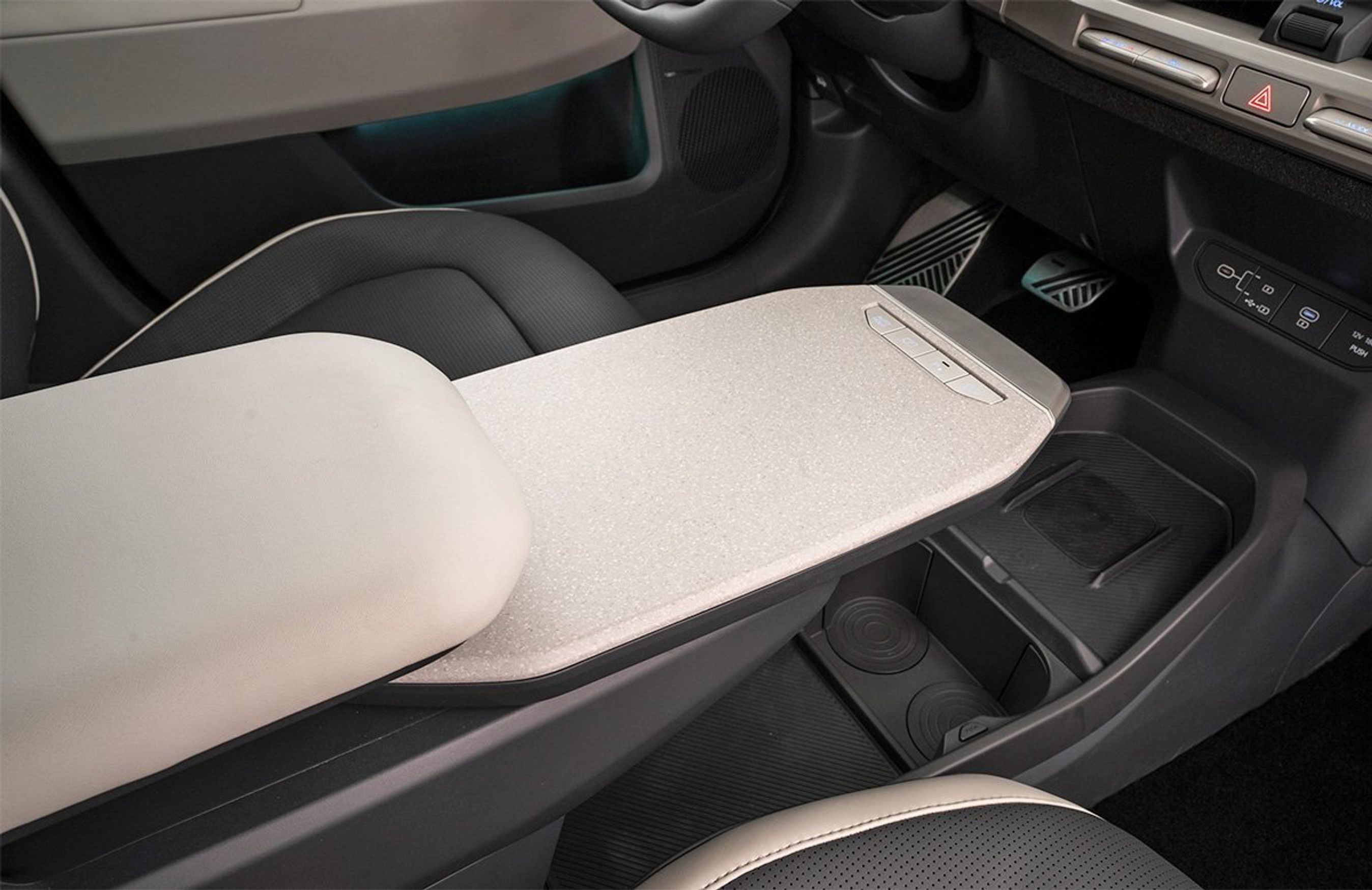 Hvidt klapbord i Kia EV3.