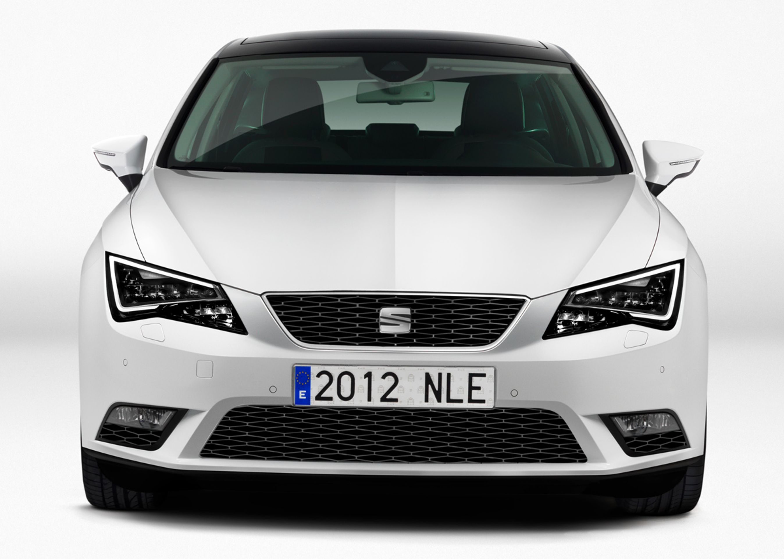 Seat får med Leon nyt logo. Leon tilbydes som noget nyt i klassen med LED-lys til både bag- og forlygter.