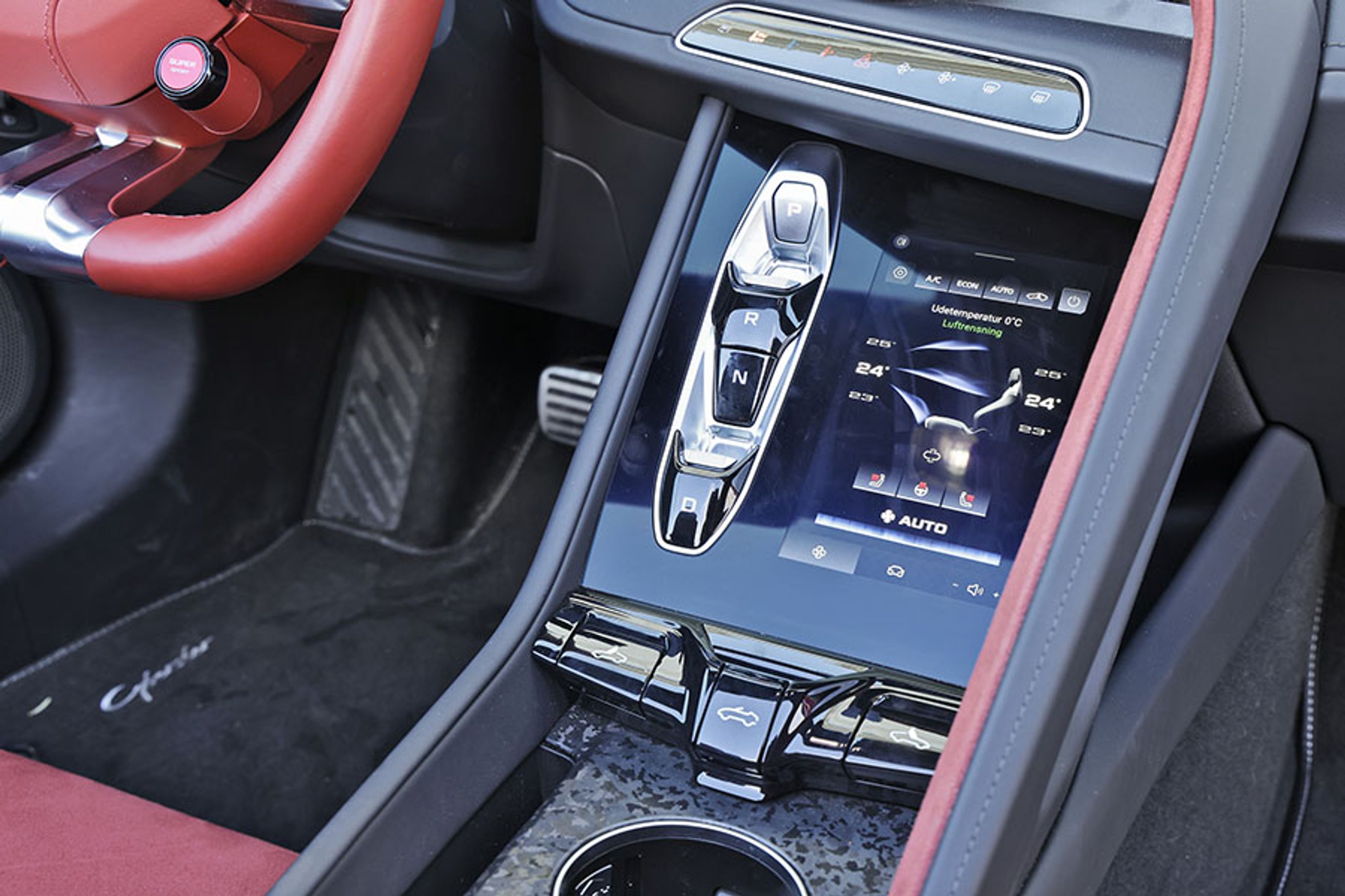 Klimaanlægget betjenes på den nederste trykskærm. Når taget er nede, kan det være lidt svært at se skærmen på grund af refleksioner. Der er også en del af bilens indstillinger, som betjenes her, mens andre findes på den øverste skærm i højre side. Det er lidt forvirrende.