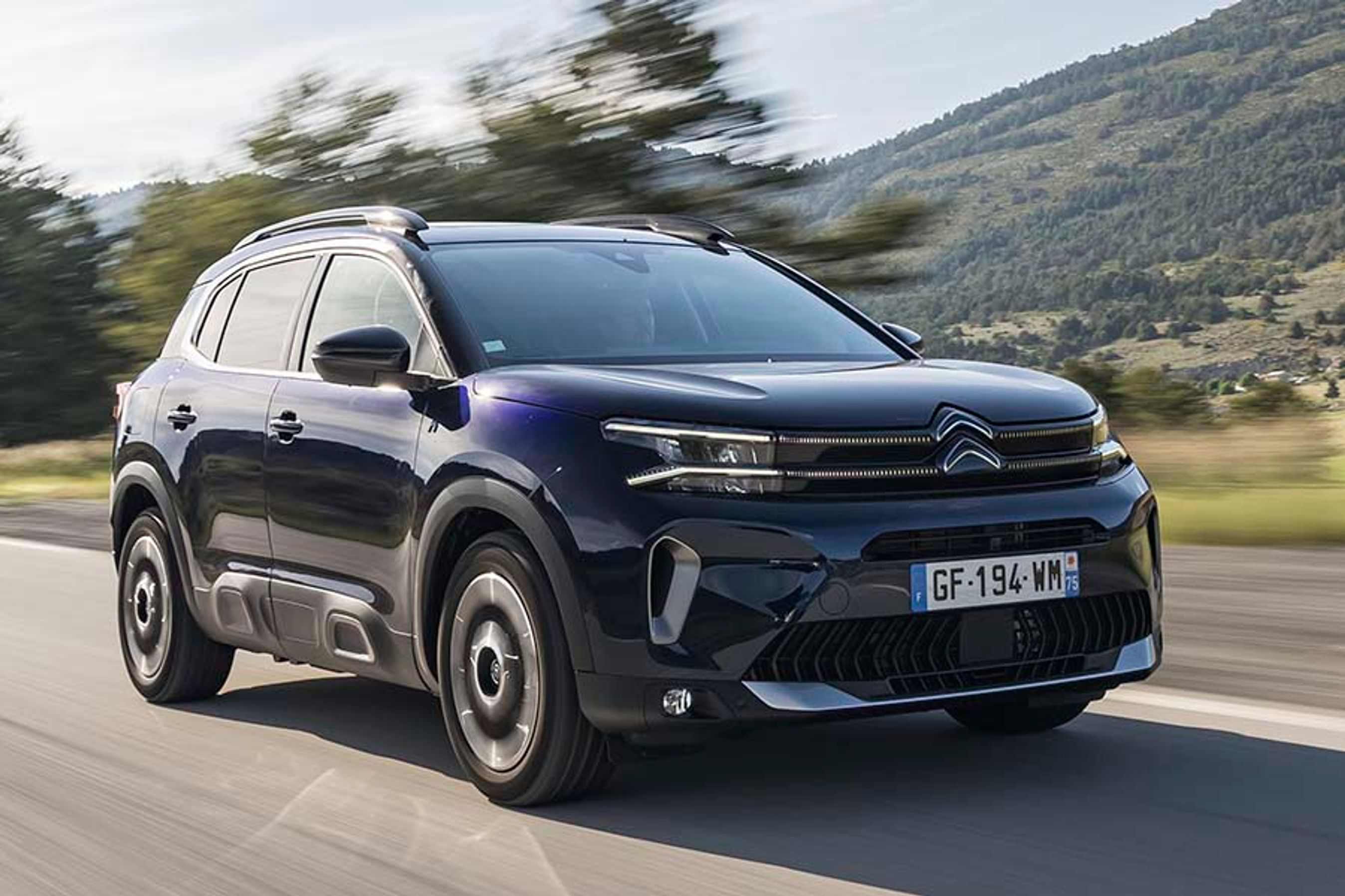Det er særligt fronten på Citroën C5 Aircross, der er fornyet på 2023-udgaven af den populære SUV. Den er i Danmark efter sommerferien til priser fra 350.000 kr.