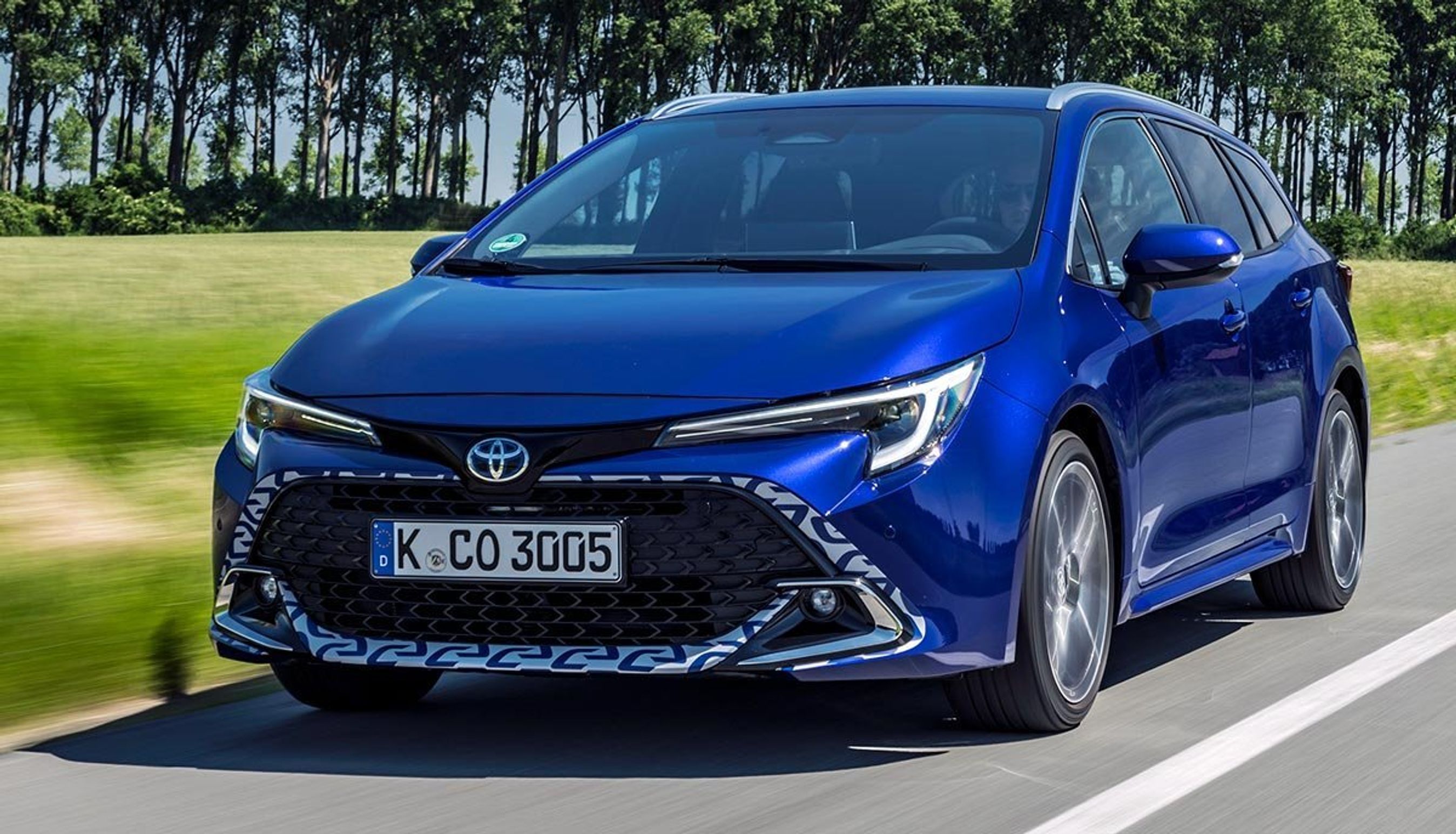 Motor har haft lejlighed til at prøvekøre en håndbygget prototype af Corolla med det nye hybrid-system og de øvrige 2023-ændringer, der bl.a. omfatter denne nye front.