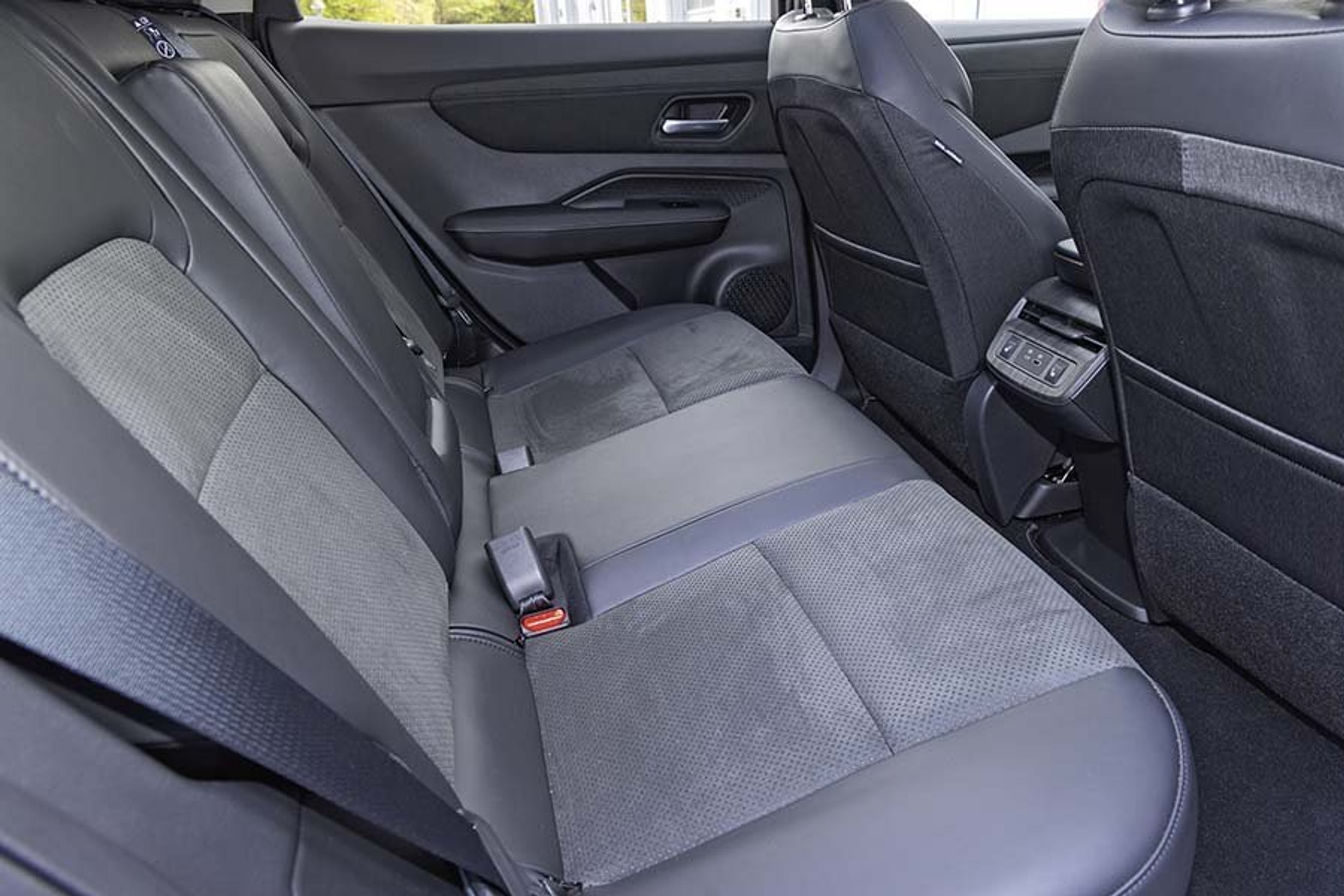 Bagsædet i en Nissan Ariya.