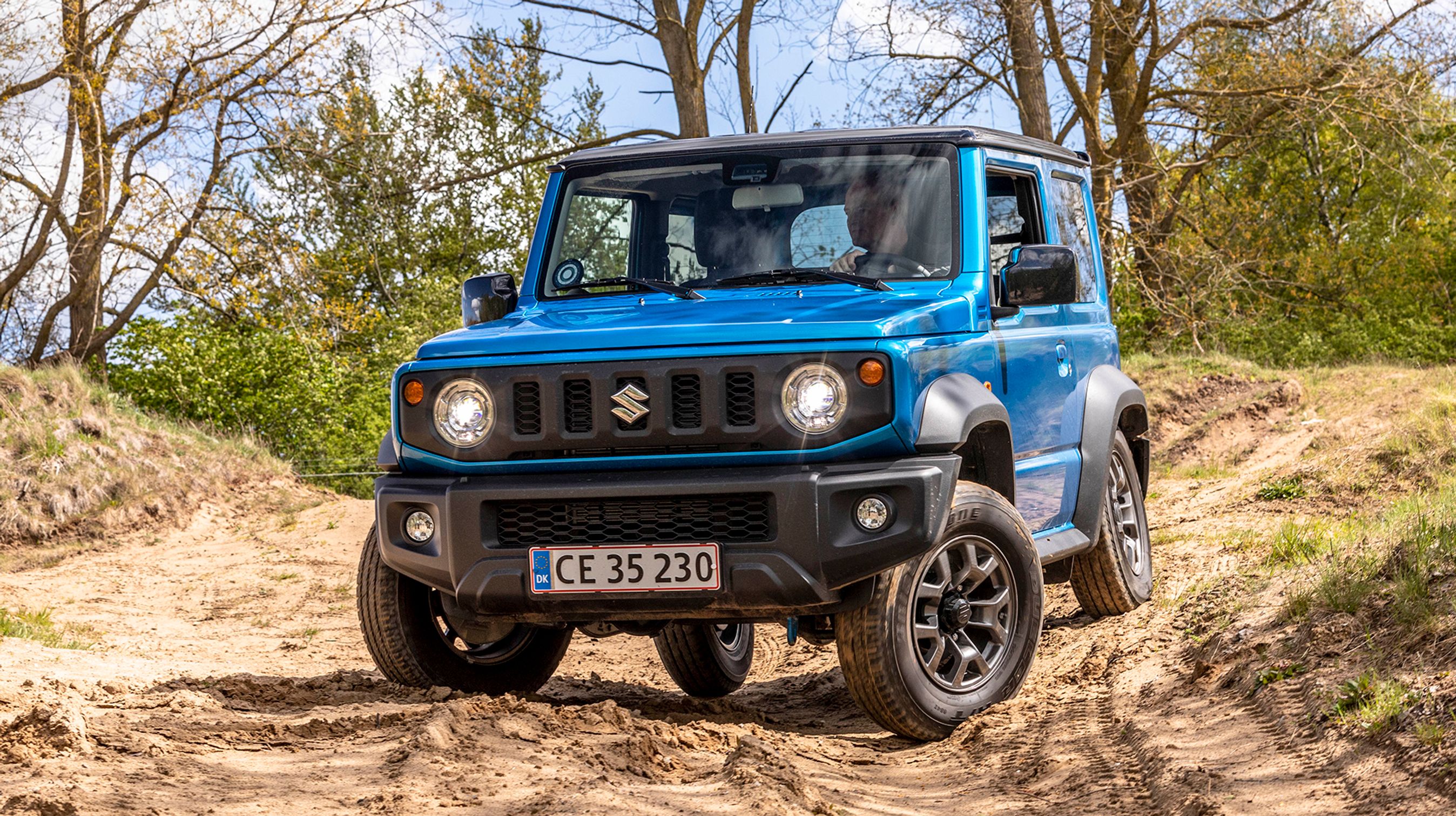 Suzuki Jimny er en ægte firehjulstrækker af den helt lille og lette slags. Den har ingen direkte konkurrenter, og så ser den bare rigtig rar ud – men pas på, for den kan ikke bruges som en normal familiebil!